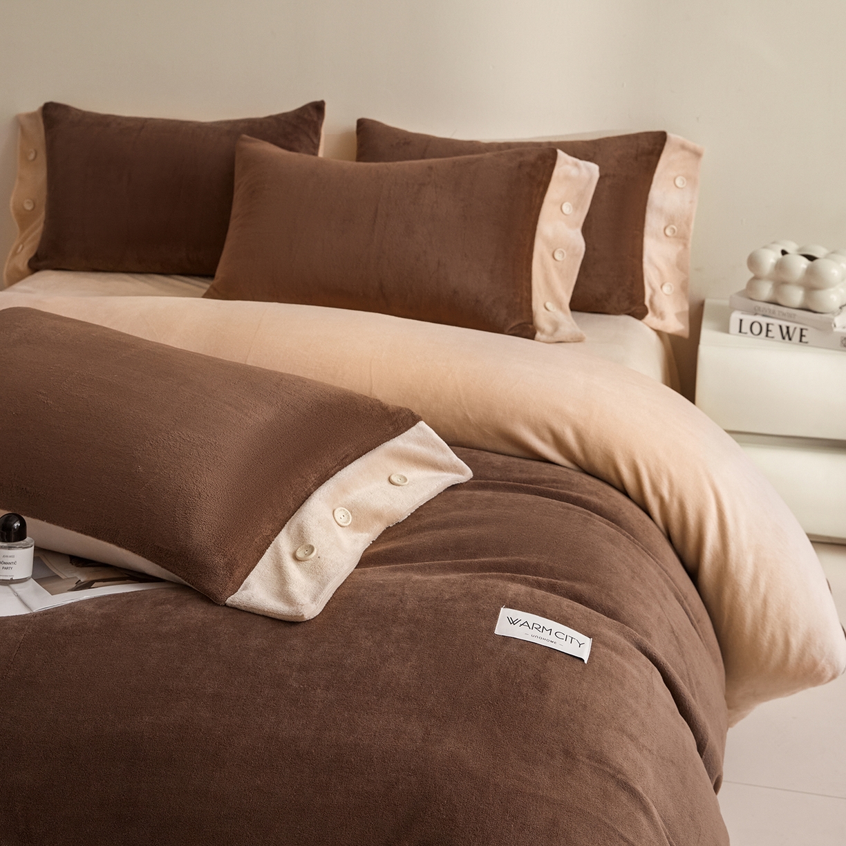 91家纺网 家纺一手货源 找家纺 吾秀家居 2025秋冬新款撞色纽扣边牛奶绒四件套-纽扣 纽扣-可可棕