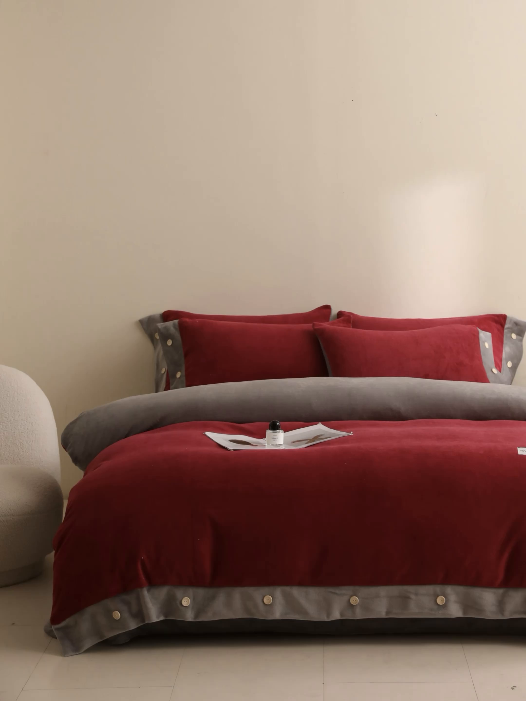 91家纺网 家纺一手货源 找家纺 吾秀家居 2025秋冬新款撞色纽扣边牛奶绒四件套-纽扣 纽扣-酒红色