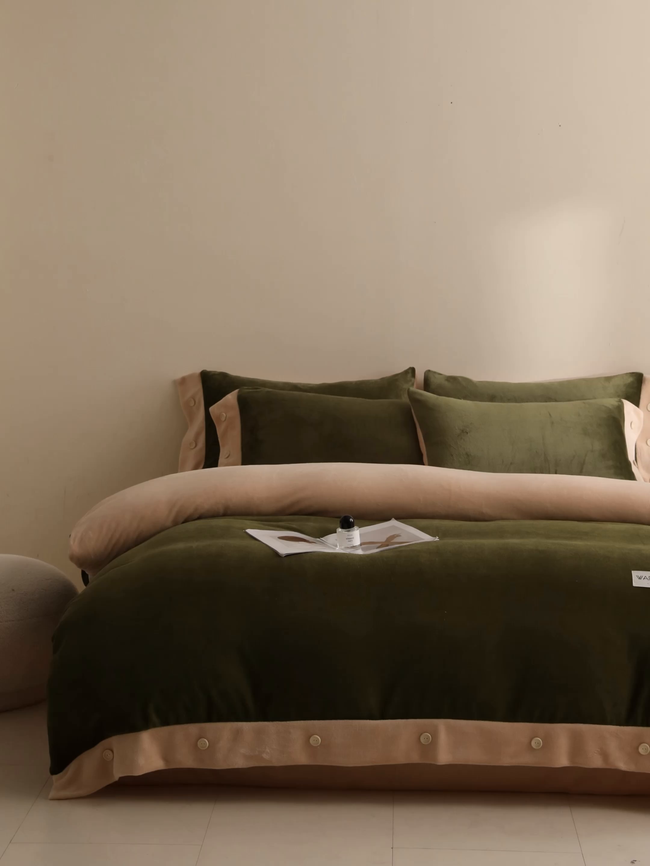 91家纺网 家纺一手货源 找家纺 吾秀家居 2025秋冬新款撞色纽扣边牛奶绒四件套-纽扣 纽扣-橄榄绿