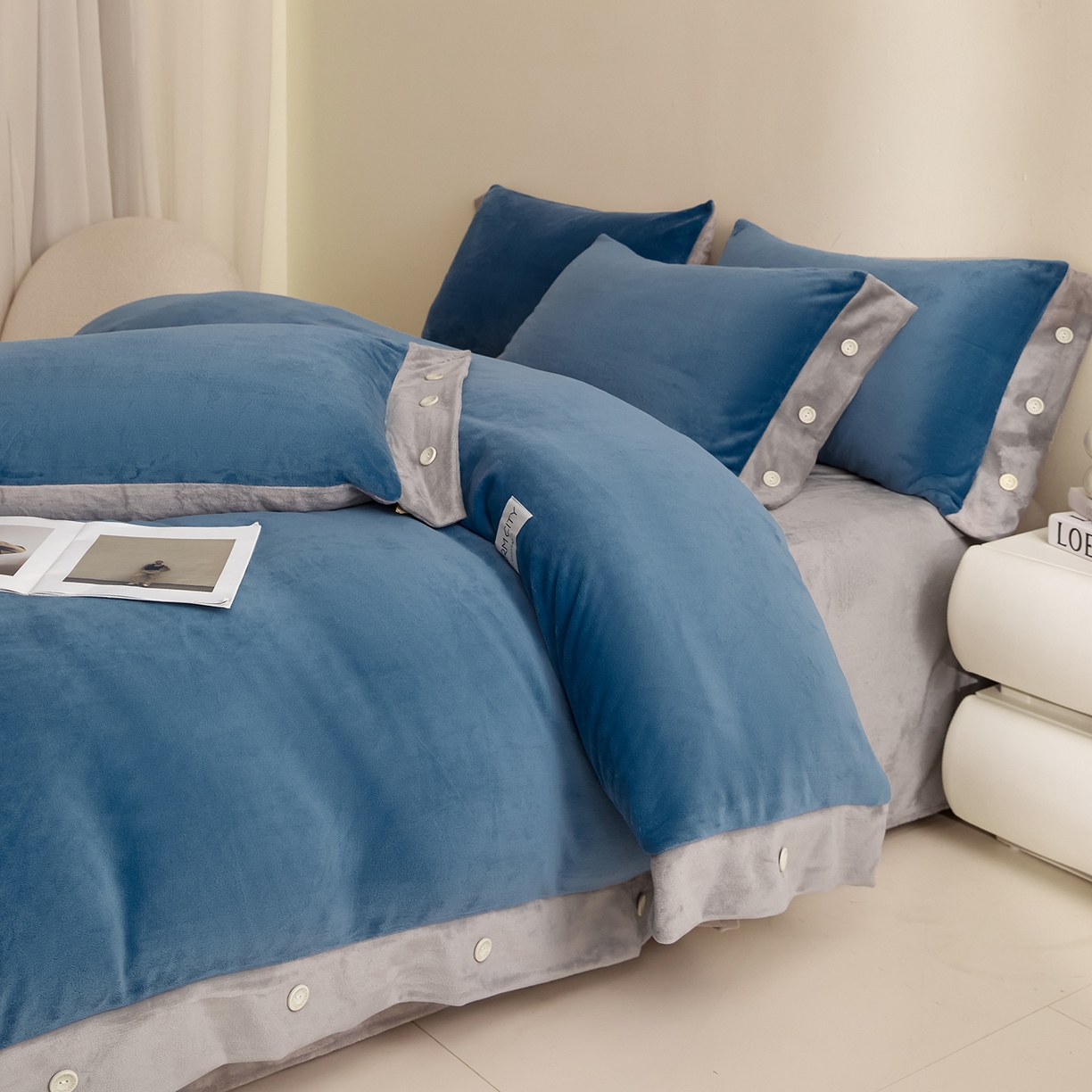 91家纺网 家纺一手货源 找家纺 吾秀家居 2025秋冬新款撞色纽扣边牛奶绒四件套-纽扣 纽扣-景泰蓝