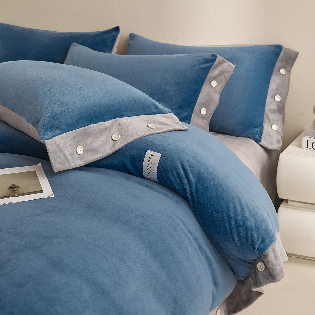 91家纺网 家纺一手货源 找家纺 吾秀家居 2025秋冬新款撞色纽扣边牛奶绒四件套-纽扣 纽扣-景泰蓝