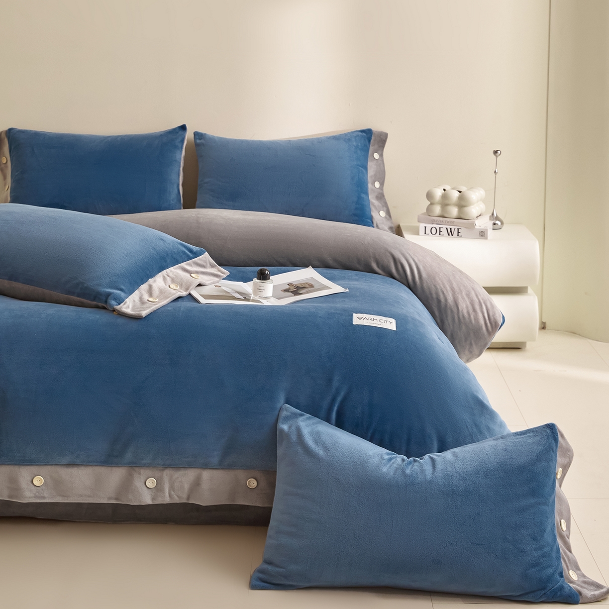 91家纺网 家纺一手货源 找家纺 吾秀家居 2025秋冬新款撞色纽扣边牛奶绒四件套-纽扣 纽扣-景泰蓝