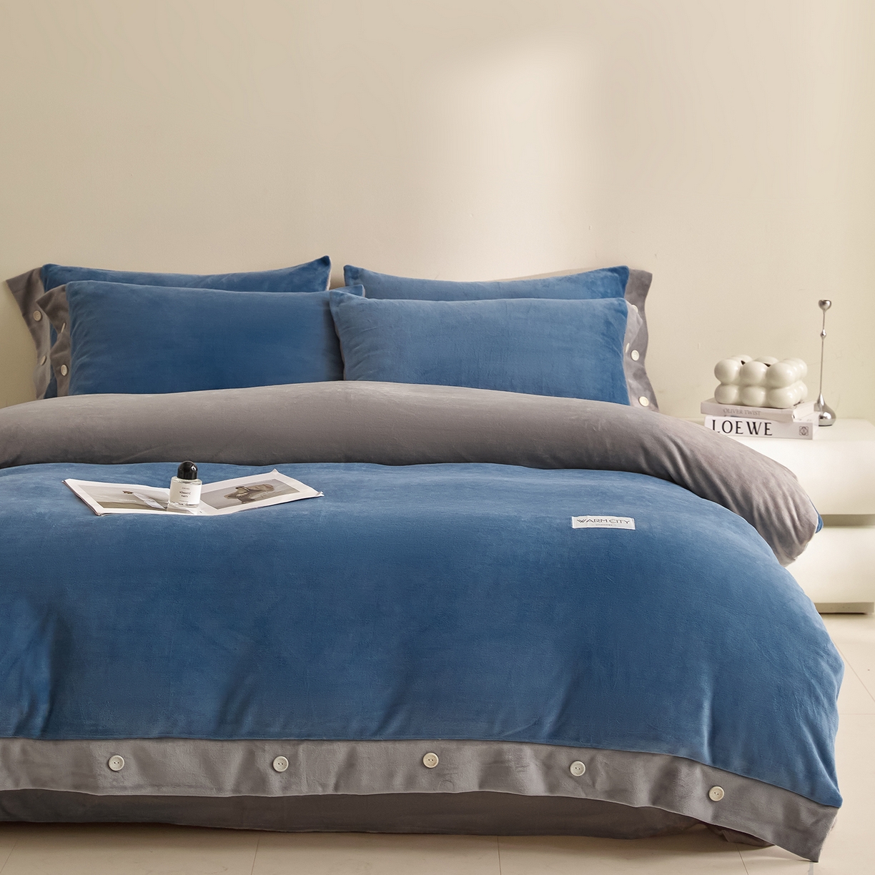 91家纺网 家纺一手货源 找家纺 吾秀家居 2025秋冬新款撞色纽扣边牛奶绒四件套-纽扣 纽扣-景泰蓝