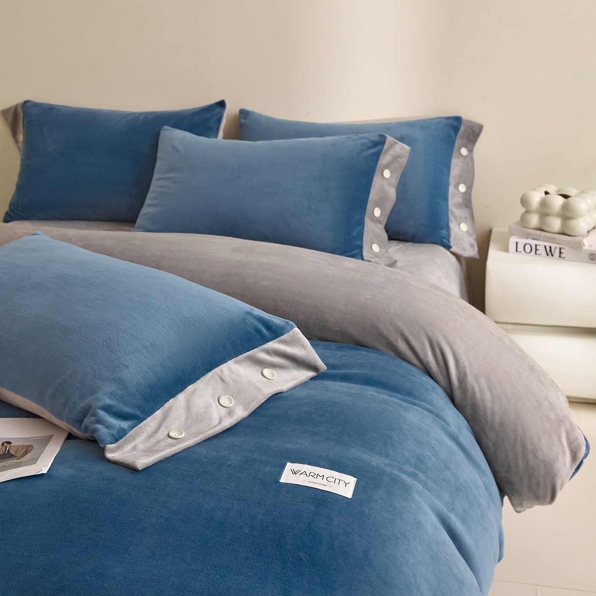 91家纺网 家纺一手货源 找家纺 吾秀家居 2025秋冬新款撞色纽扣边牛奶绒四件套-纽扣 纽扣-景泰蓝