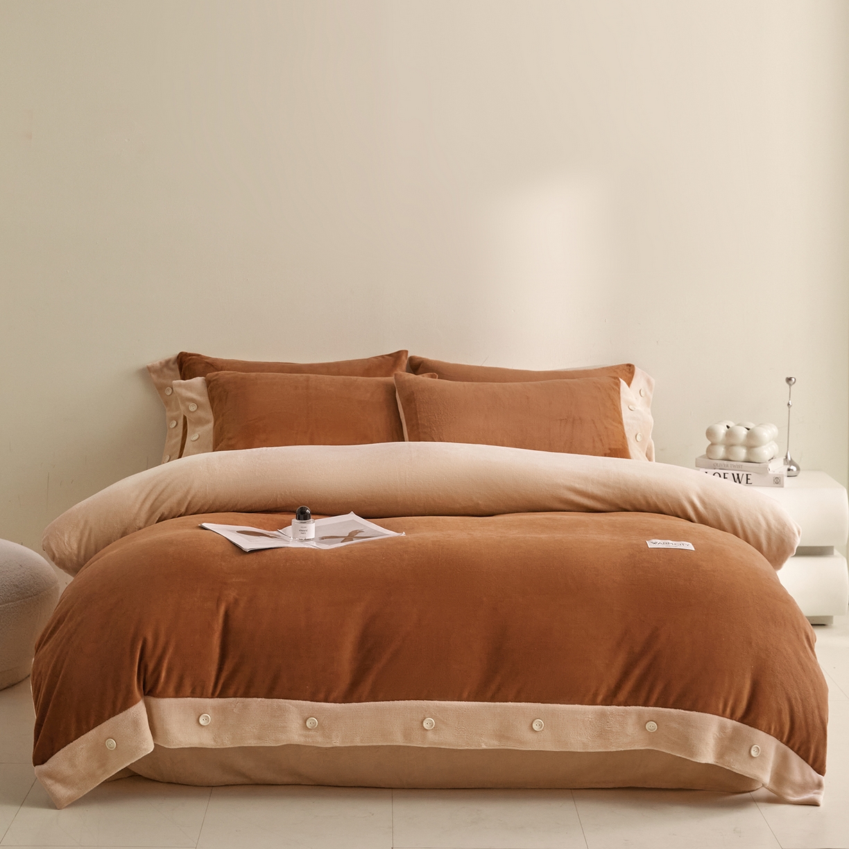 91家纺网 家纺一手货源 找家纺 吾秀家居 2025秋冬新款撞色纽扣边牛奶绒四件套-纽扣 纽扣-唐茶色