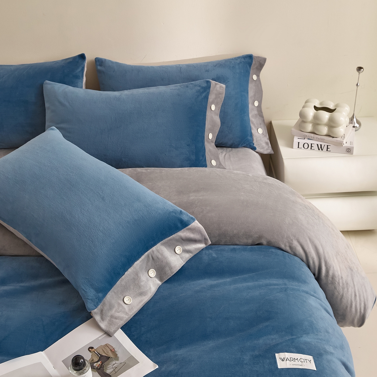 91家纺网 家纺一手货源 找家纺 吾秀家居 2025秋冬新款撞色纽扣边牛奶绒四件套-纽扣 纽扣-景泰蓝