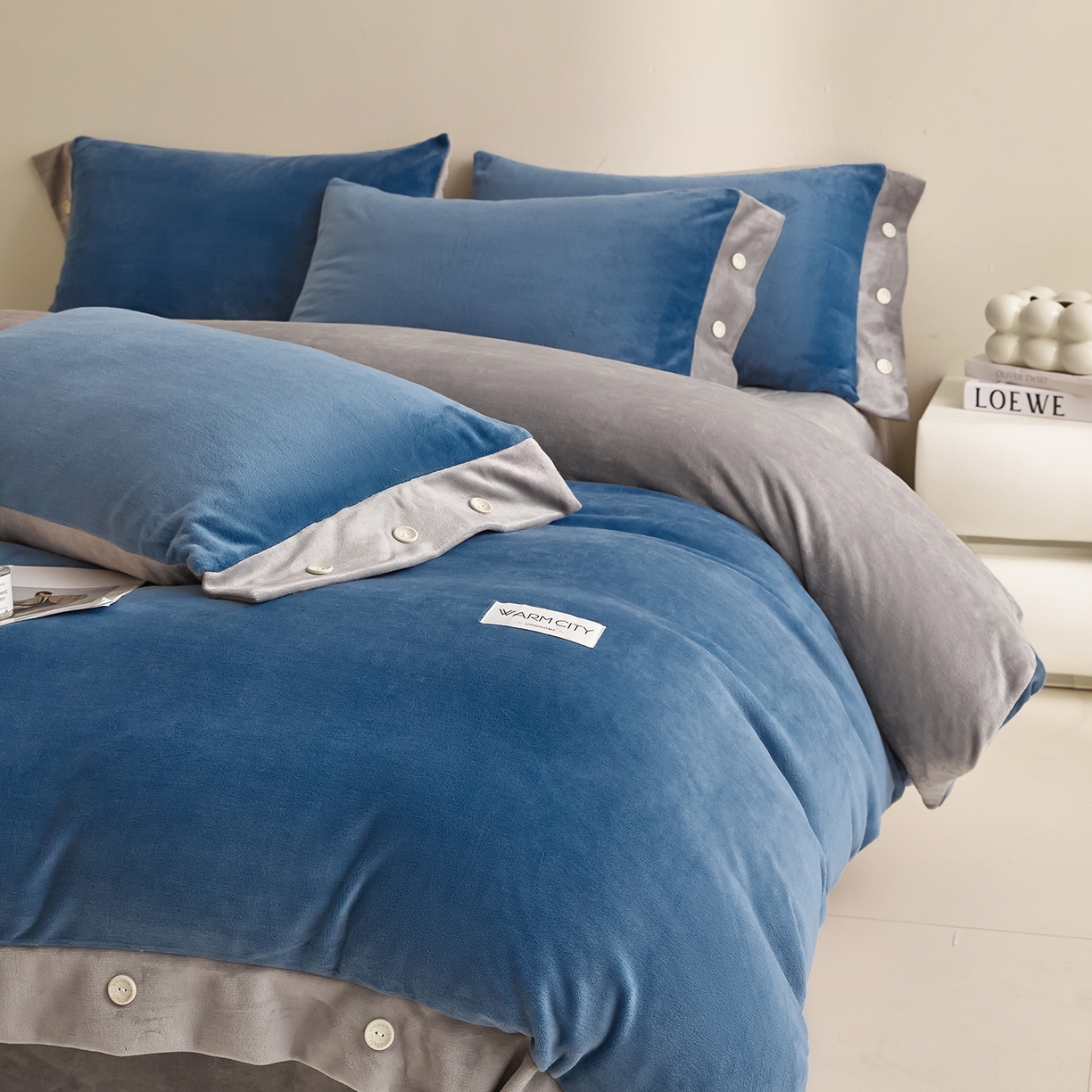 91家纺网 家纺一手货源 找家纺 吾秀家居 2025秋冬新款撞色纽扣边牛奶绒四件套-纽扣 纽扣-景泰蓝
