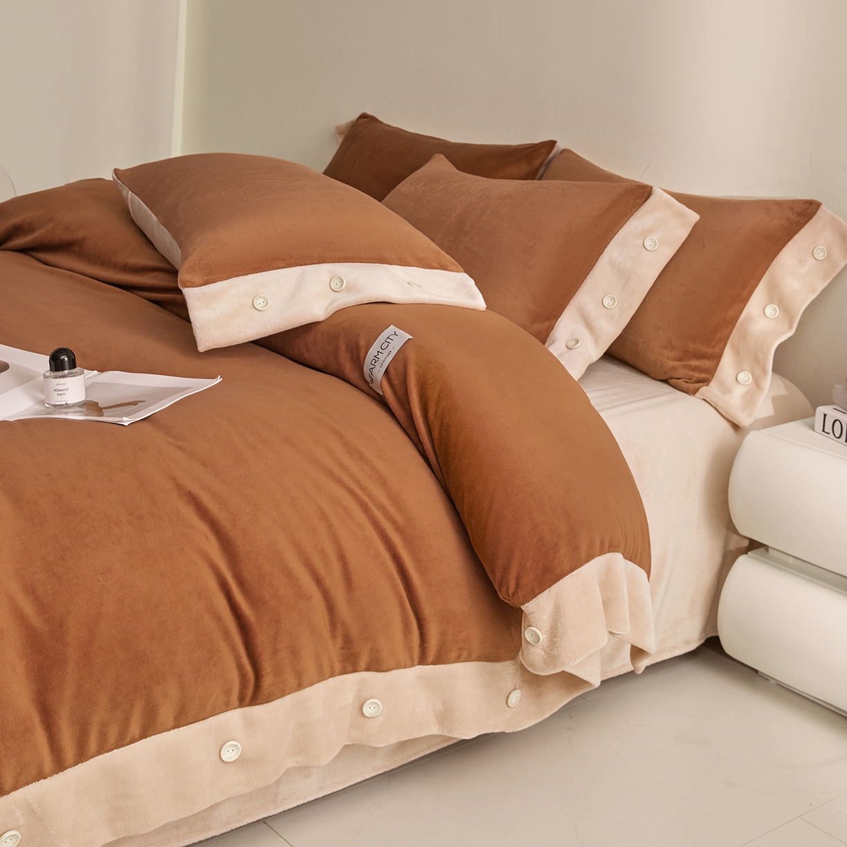 91家纺网 家纺一手货源 找家纺 吾秀家居 2025秋冬新款撞色纽扣边牛奶绒四件套-纽扣 纽扣-唐茶色