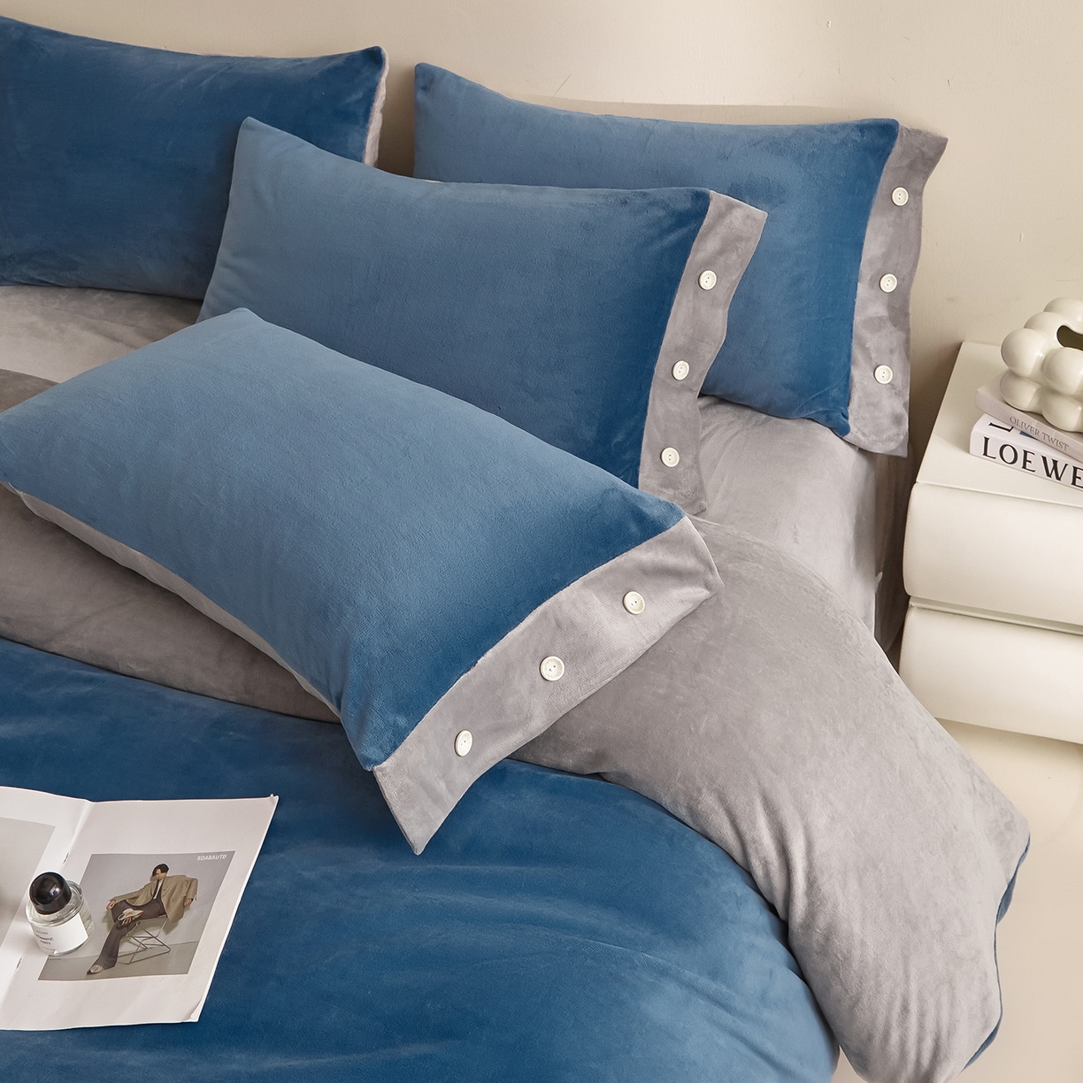 91家纺网 家纺一手货源 找家纺 吾秀家居 2025秋冬新款撞色纽扣边牛奶绒四件套-纽扣 纽扣-景泰蓝