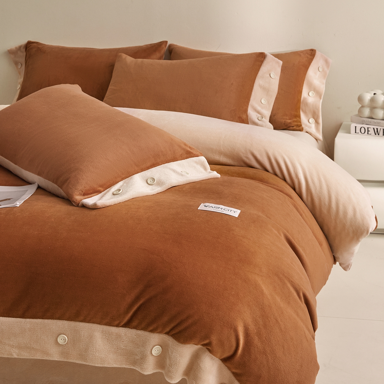 91家纺网 家纺一手货源 找家纺 吾秀家居 2025秋冬新款撞色纽扣边牛奶绒四件套-纽扣 纽扣-唐茶色