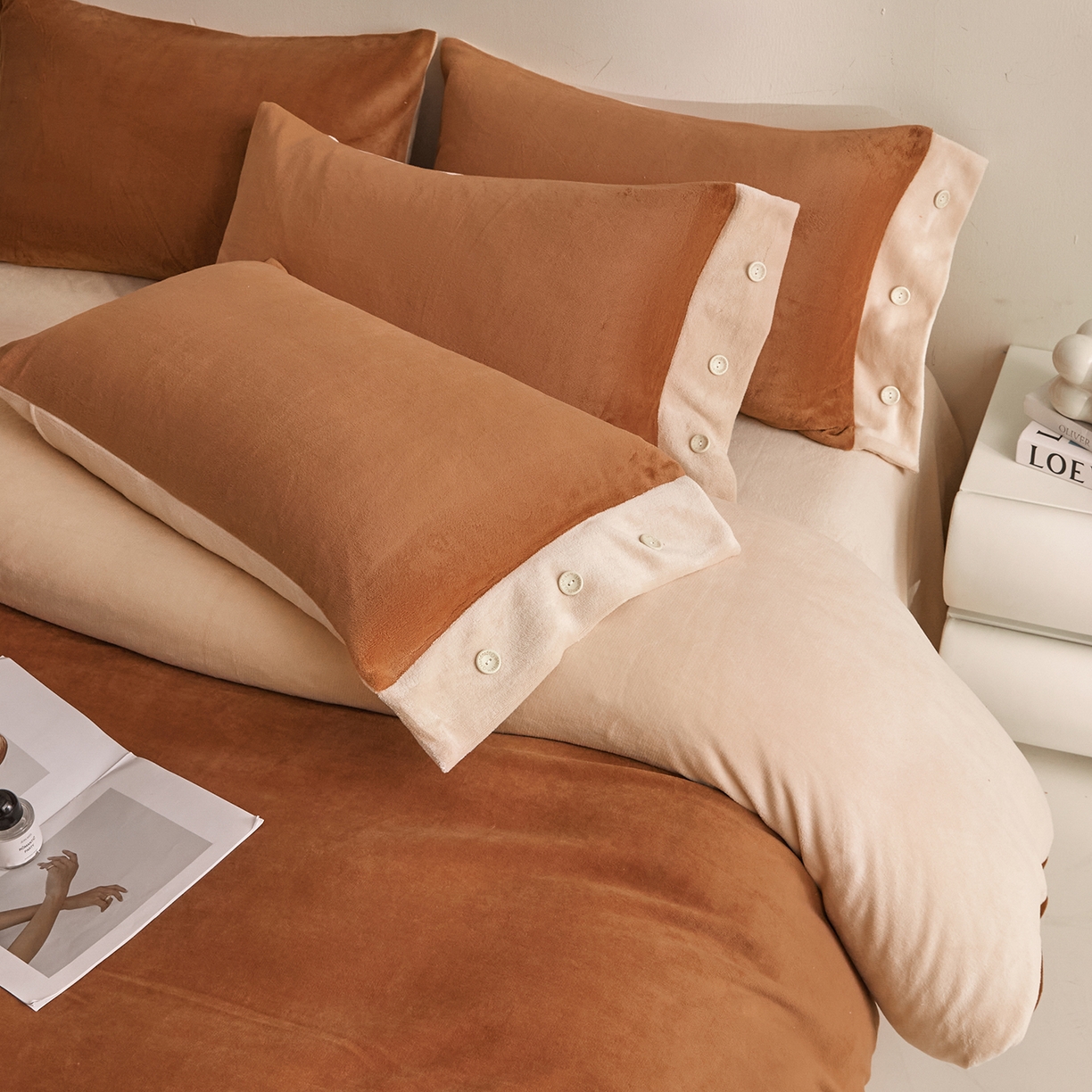 91家纺网 家纺一手货源 找家纺 吾秀家居 2025秋冬新款撞色纽扣边牛奶绒四件套-纽扣 纽扣-唐茶色