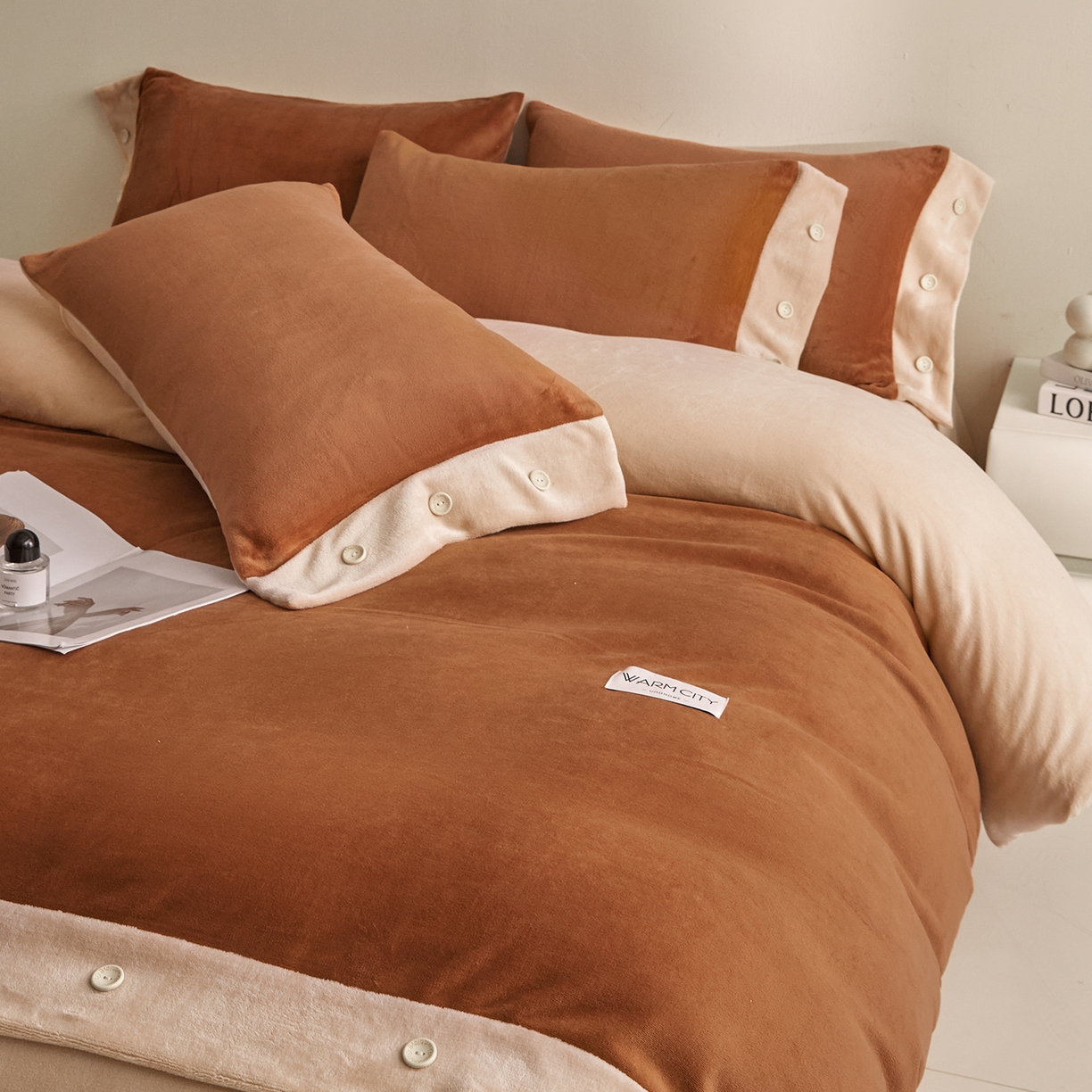 91家纺网 家纺一手货源 找家纺 吾秀家居 2025秋冬新款撞色纽扣边牛奶绒四件套-纽扣 纽扣-唐茶色