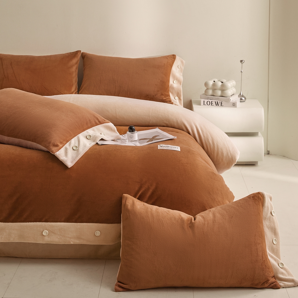 91家纺网 家纺一手货源 找家纺 吾秀家居 2025秋冬新款撞色纽扣边牛奶绒四件套-纽扣 纽扣-唐茶色