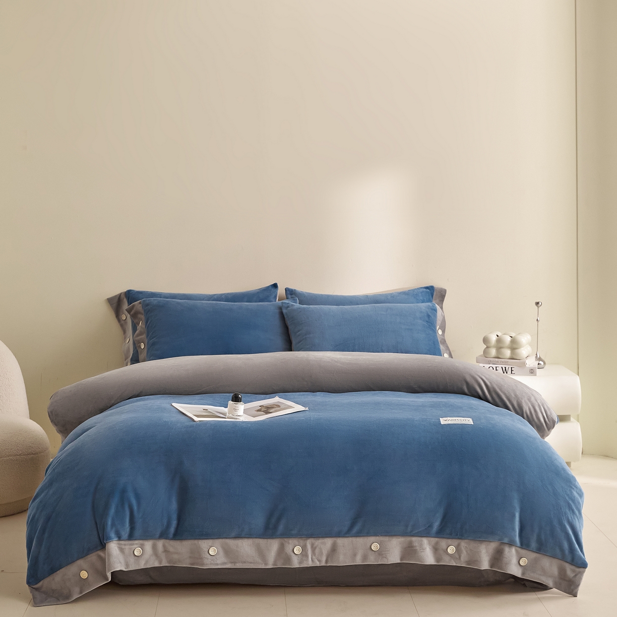 91家纺网 家纺一手货源 找家纺 吾秀家居 2025秋冬新款撞色纽扣边牛奶绒四件套-纽扣 纽扣-景泰蓝