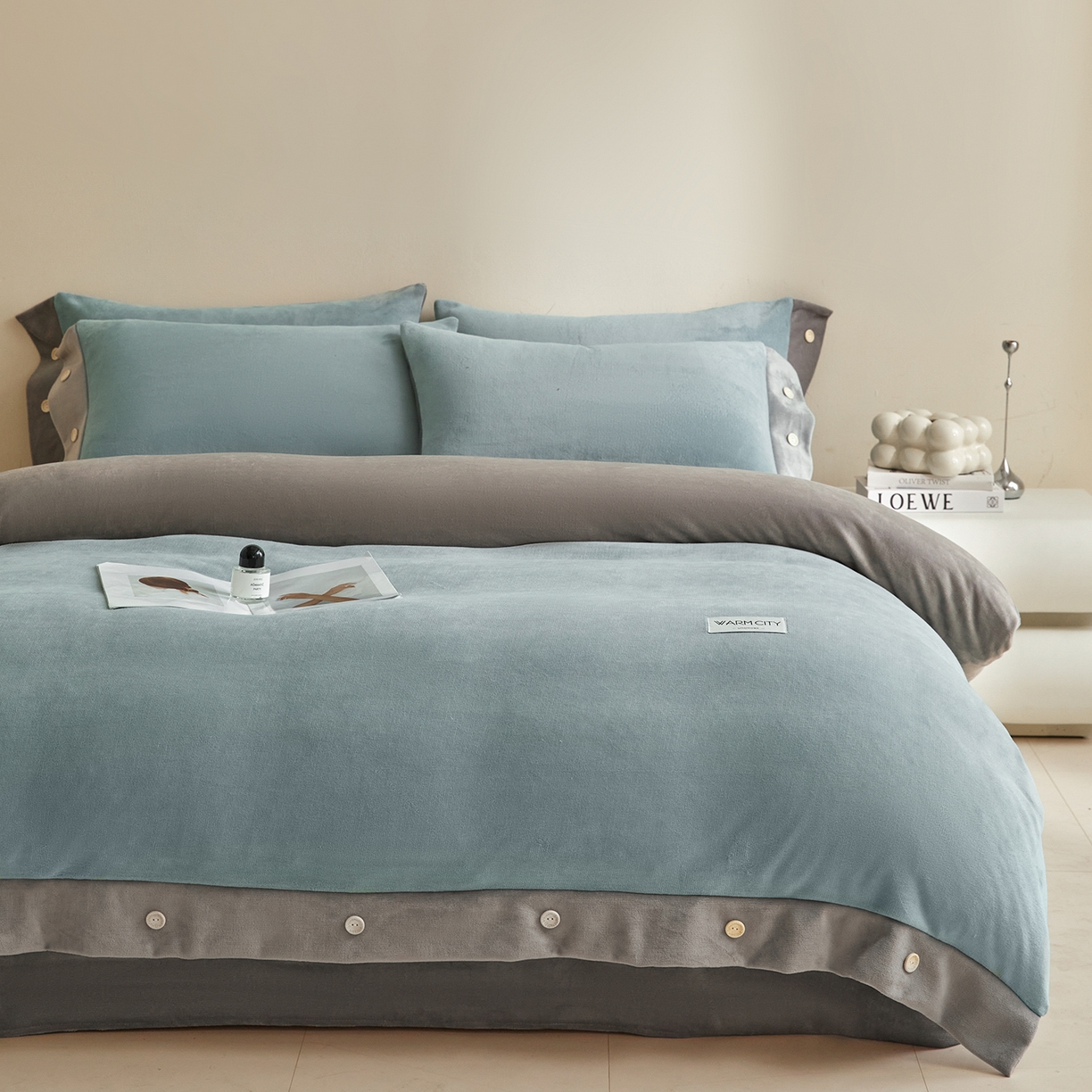 91家纺网 家纺一手货源 找家纺 吾秀家居 2025秋冬新款撞色纽扣边牛奶绒四件套-纽扣 纽扣-浅灰兰