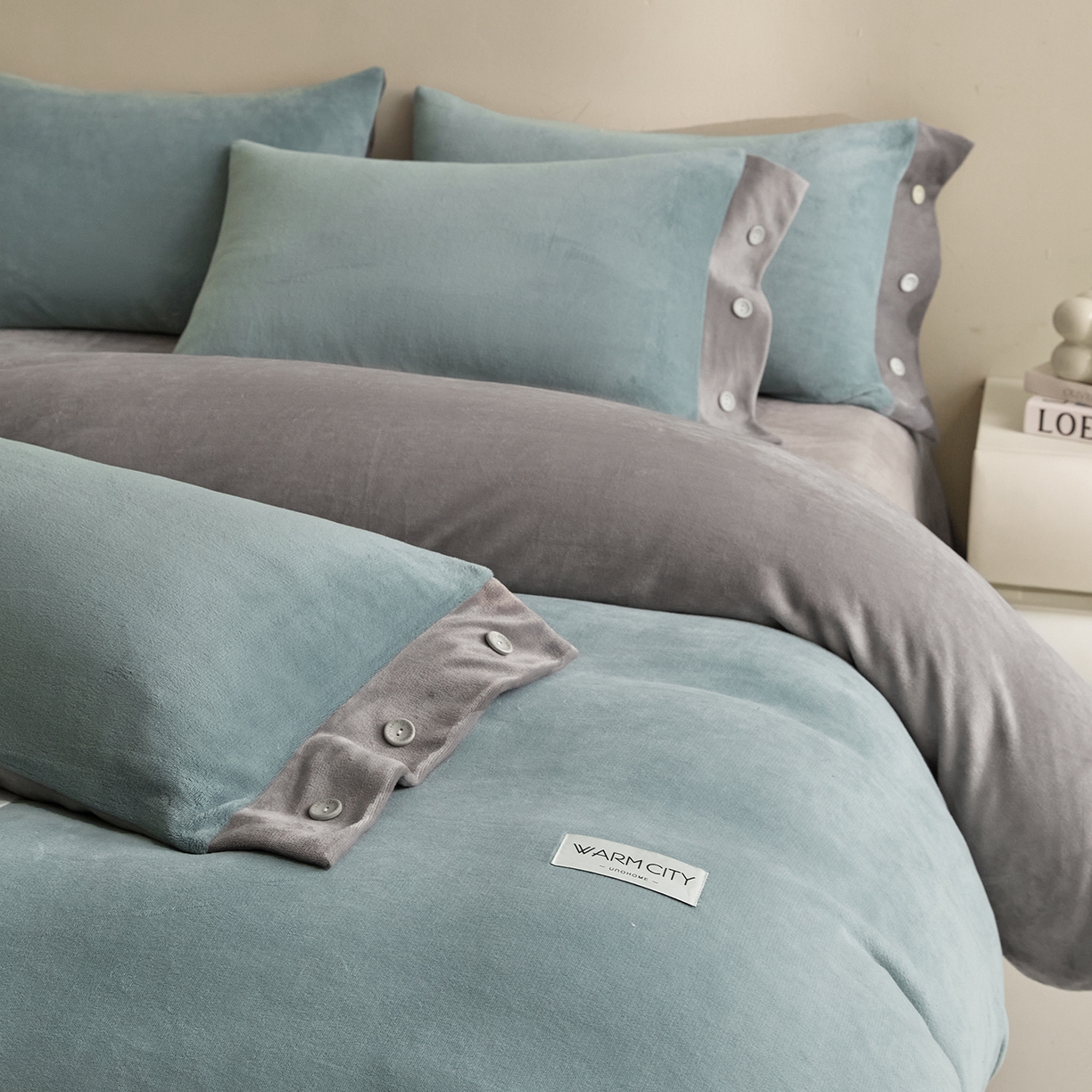 91家纺网 家纺一手货源 找家纺 吾秀家居 2025秋冬新款撞色纽扣边牛奶绒四件套-纽扣 纽扣-浅灰兰