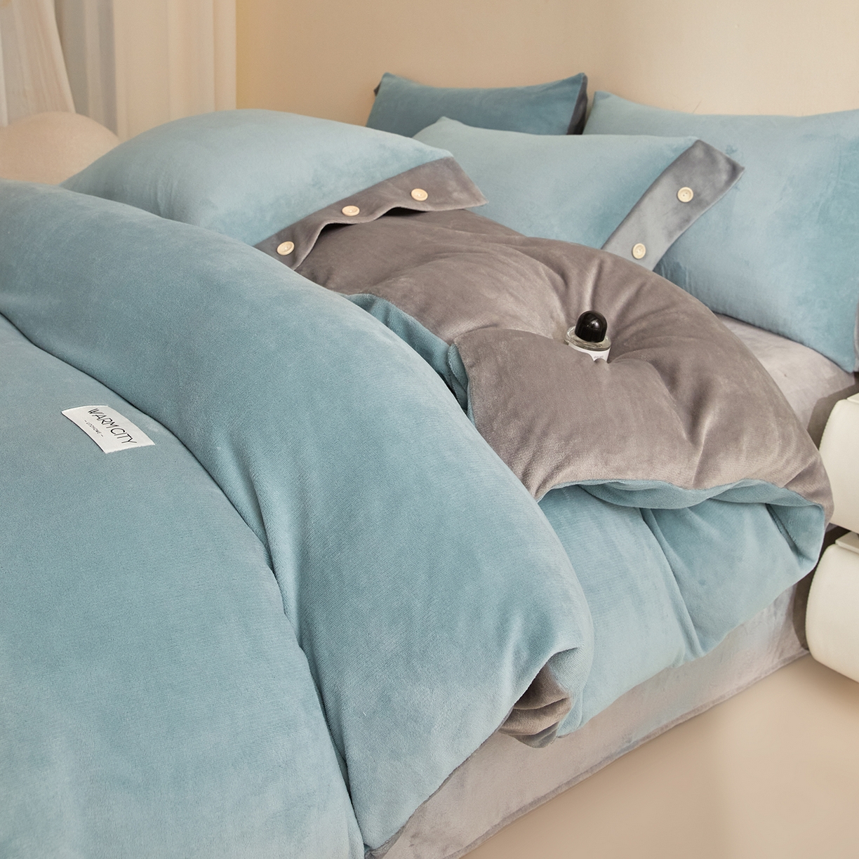 91家纺网 家纺一手货源 找家纺 吾秀家居 2025秋冬新款撞色纽扣边牛奶绒四件套-纽扣 纽扣-浅灰兰