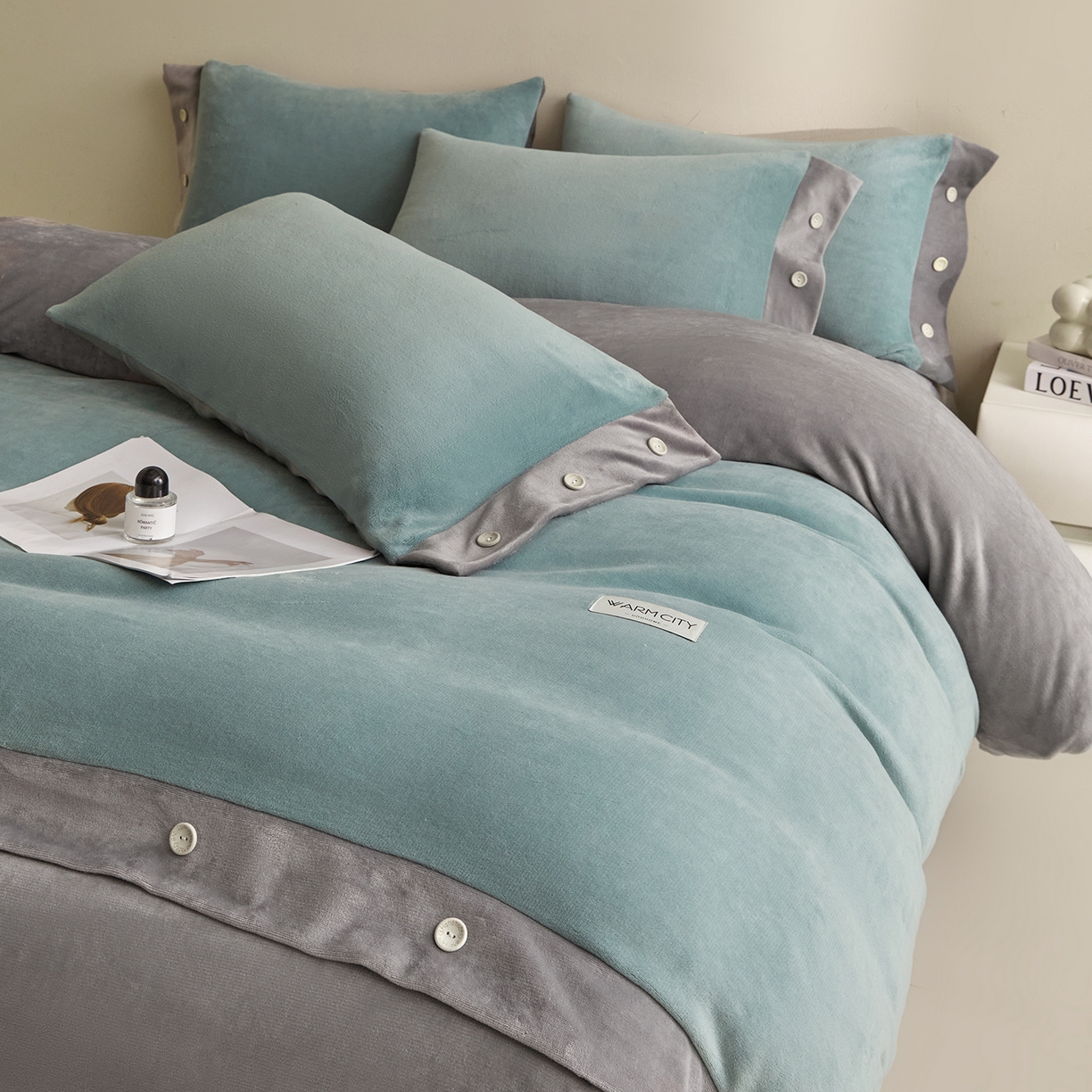 91家纺网 家纺一手货源 找家纺 吾秀家居 2025秋冬新款撞色纽扣边牛奶绒四件套-纽扣 纽扣-浅灰兰