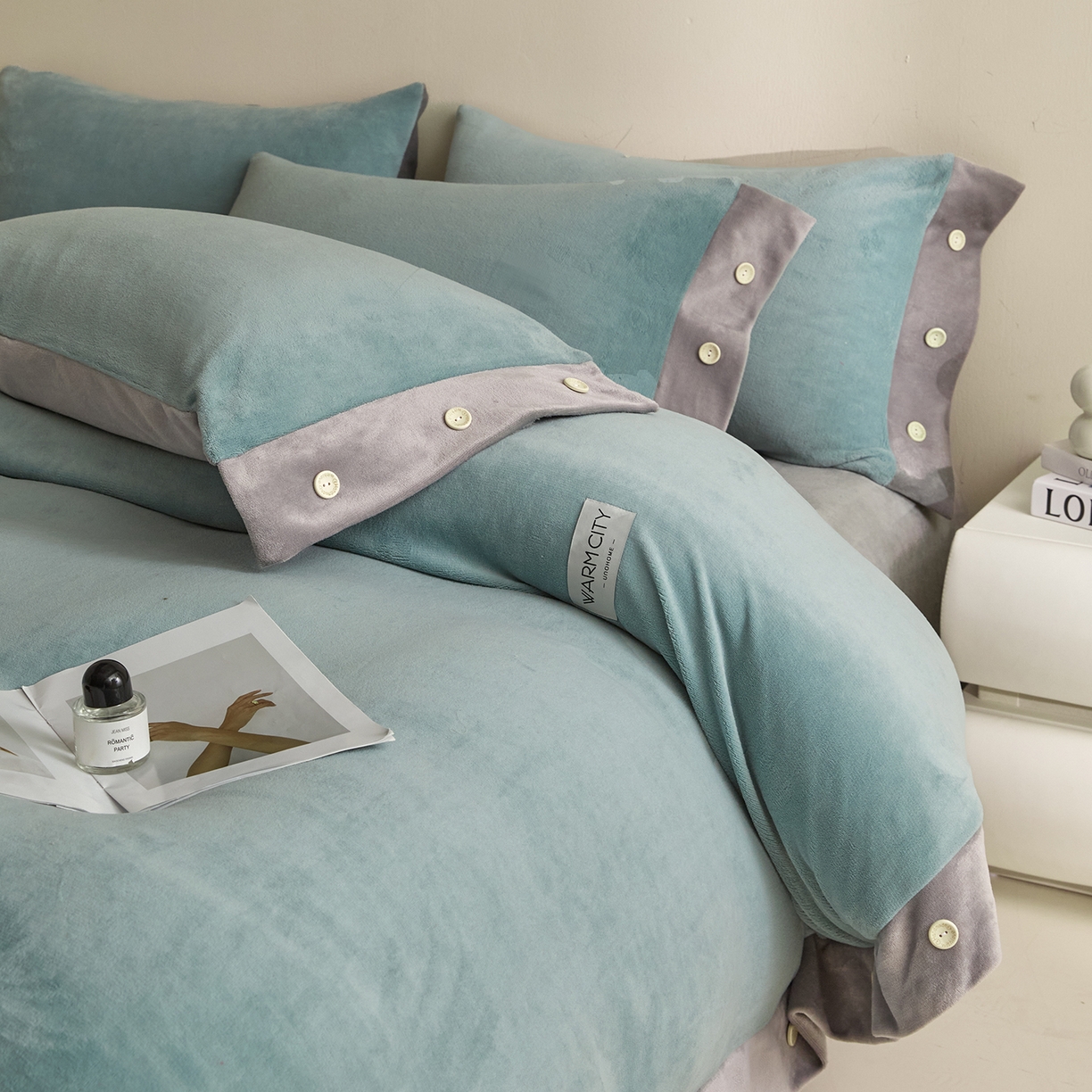 91家纺网 家纺一手货源 找家纺 吾秀家居 2025秋冬新款撞色纽扣边牛奶绒四件套-纽扣 纽扣-浅灰兰