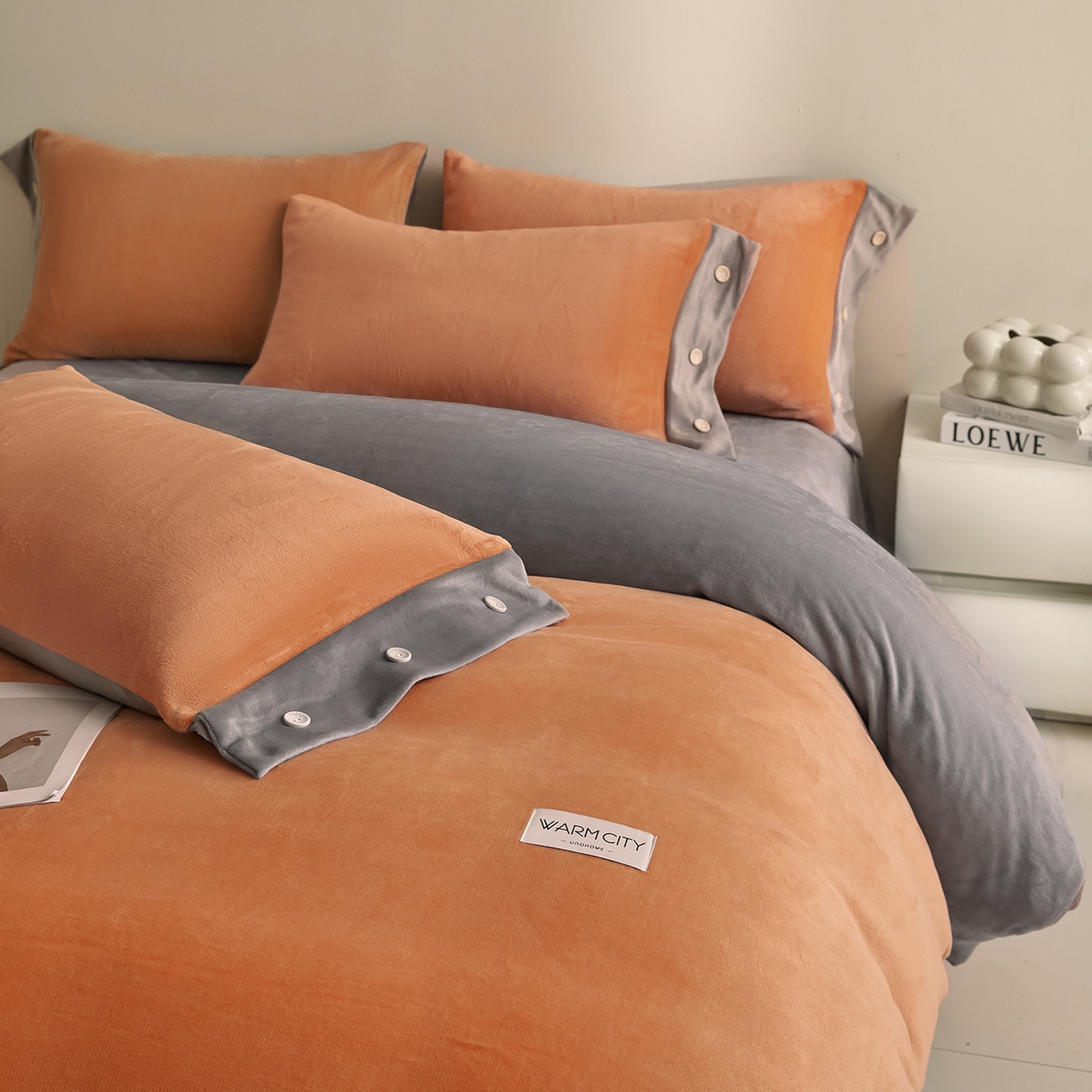 91家纺网 家纺一手货源 找家纺 吾秀家居 2025秋冬新款撞色纽扣边牛奶绒四件套-纽扣 纽扣-桔色