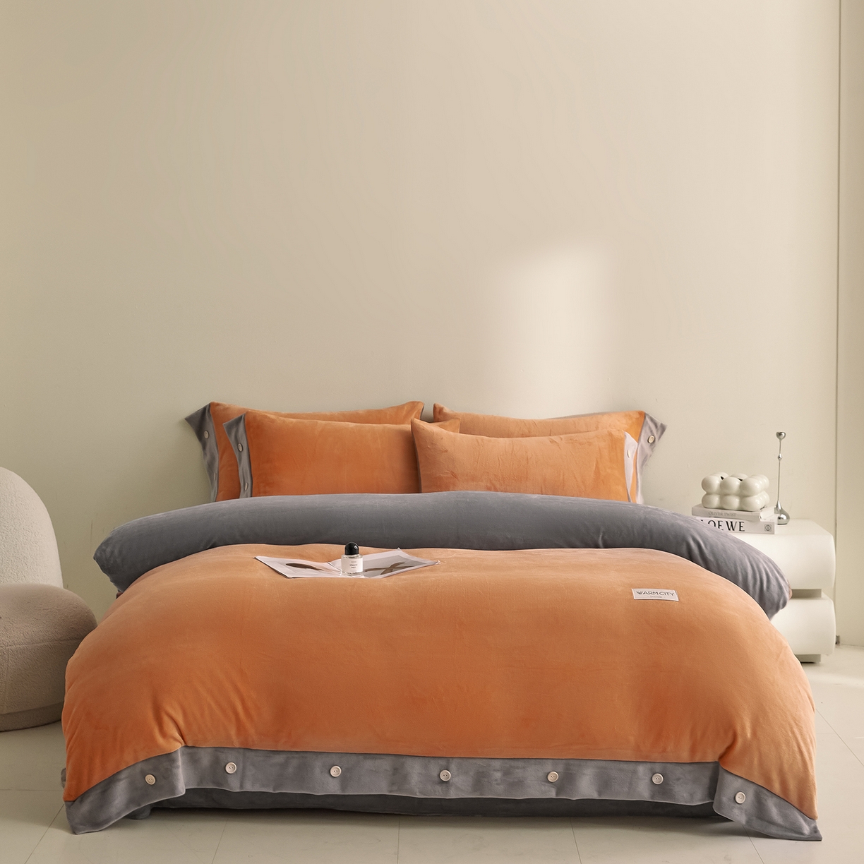 91家纺网 家纺一手货源 找家纺 吾秀家居 2025秋冬新款撞色纽扣边牛奶绒四件套-纽扣 纽扣-桔色