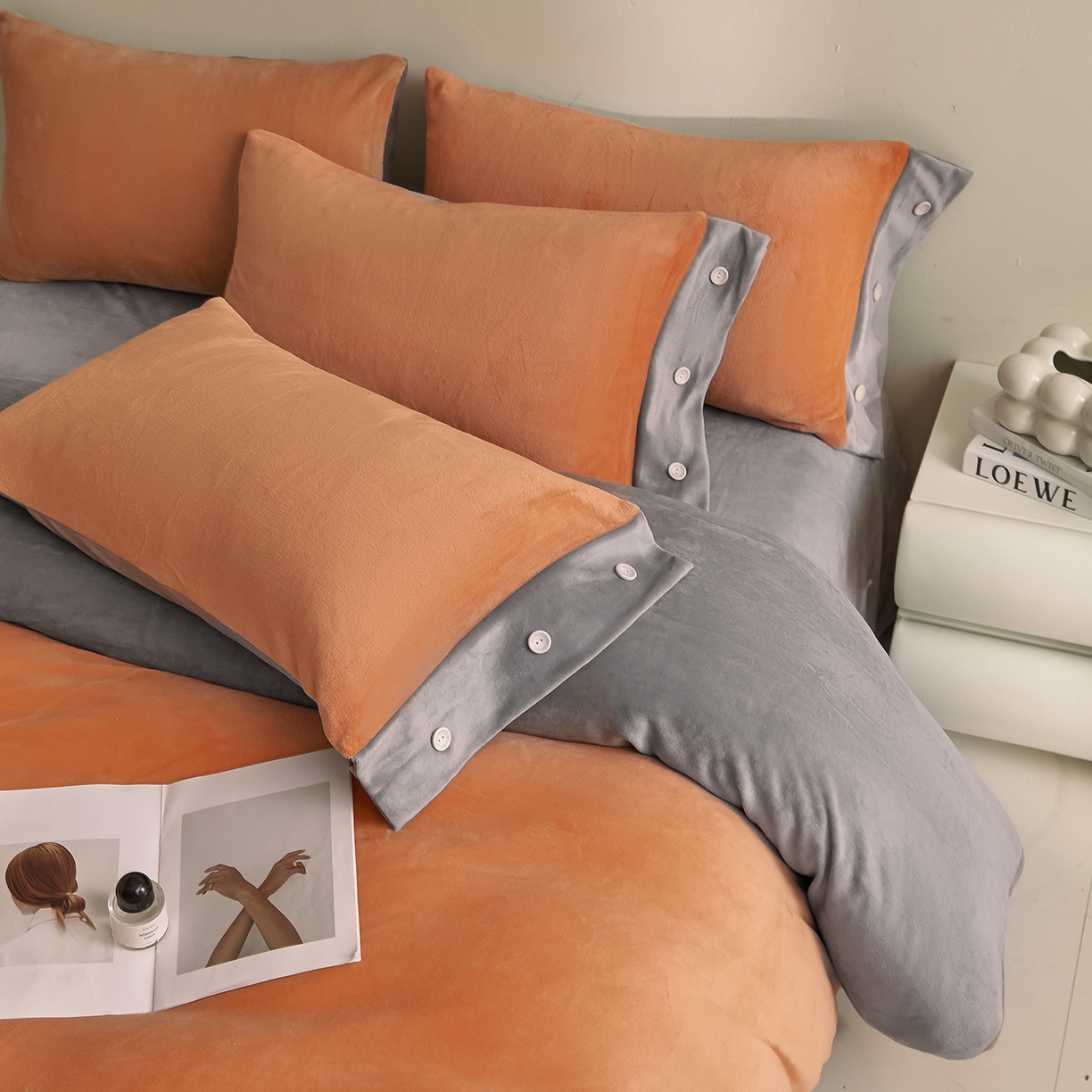 91家纺网 家纺一手货源 找家纺 吾秀家居 2025秋冬新款撞色纽扣边牛奶绒四件套-纽扣 纽扣-桔色