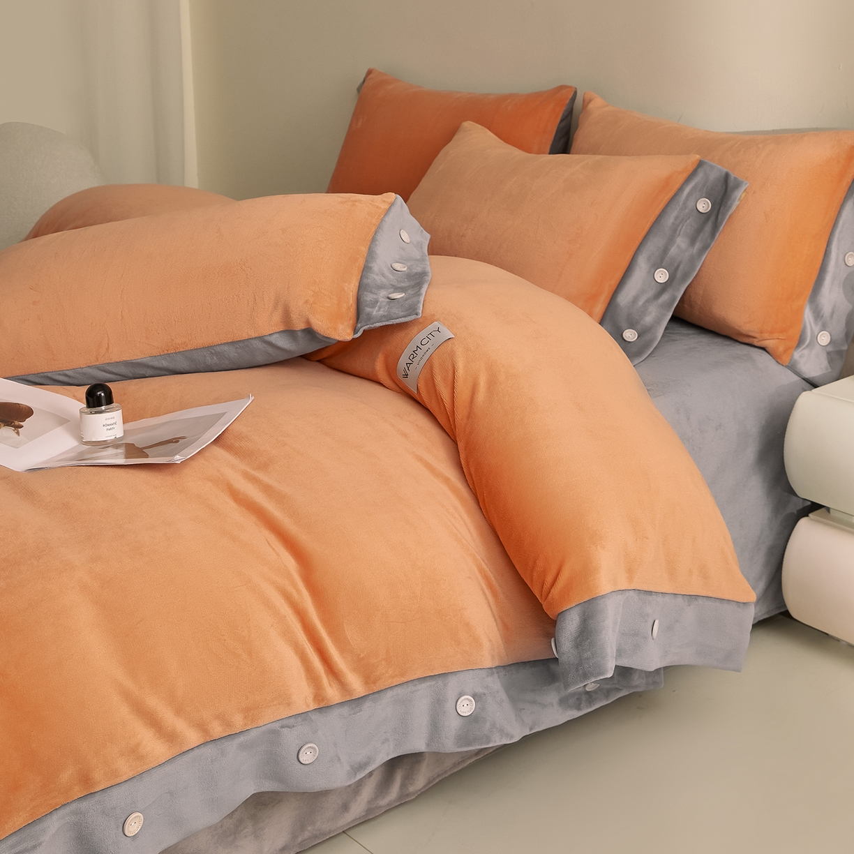 91家纺网 家纺一手货源 找家纺 吾秀家居 2025秋冬新款撞色纽扣边牛奶绒四件套-纽扣 纽扣-桔色