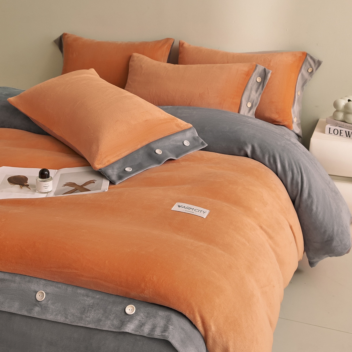 91家纺网 家纺一手货源 找家纺 吾秀家居 2025秋冬新款撞色纽扣边牛奶绒四件套-纽扣 纽扣-桔色