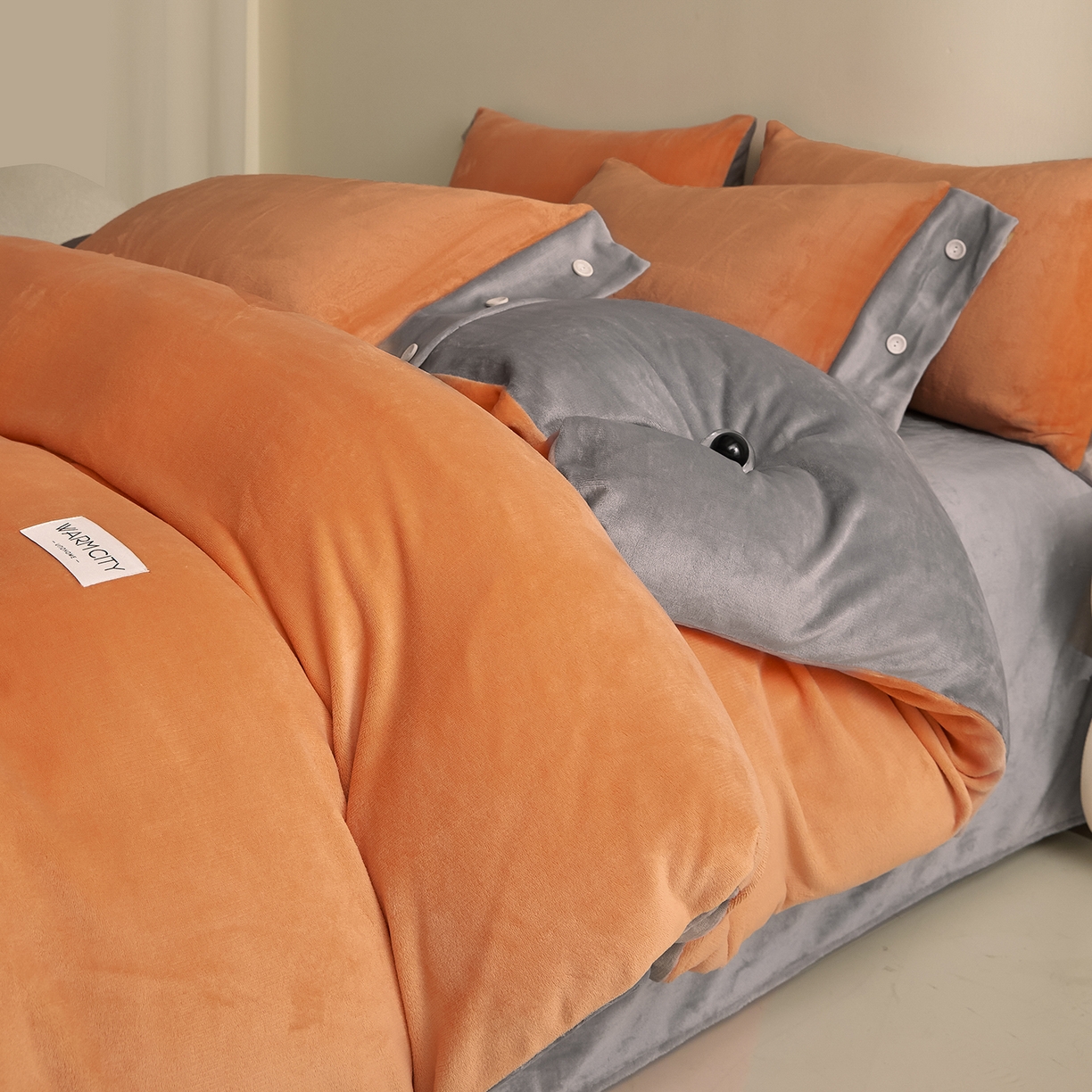 91家纺网 家纺一手货源 找家纺 吾秀家居 2025秋冬新款撞色纽扣边牛奶绒四件套-纽扣 纽扣-桔色