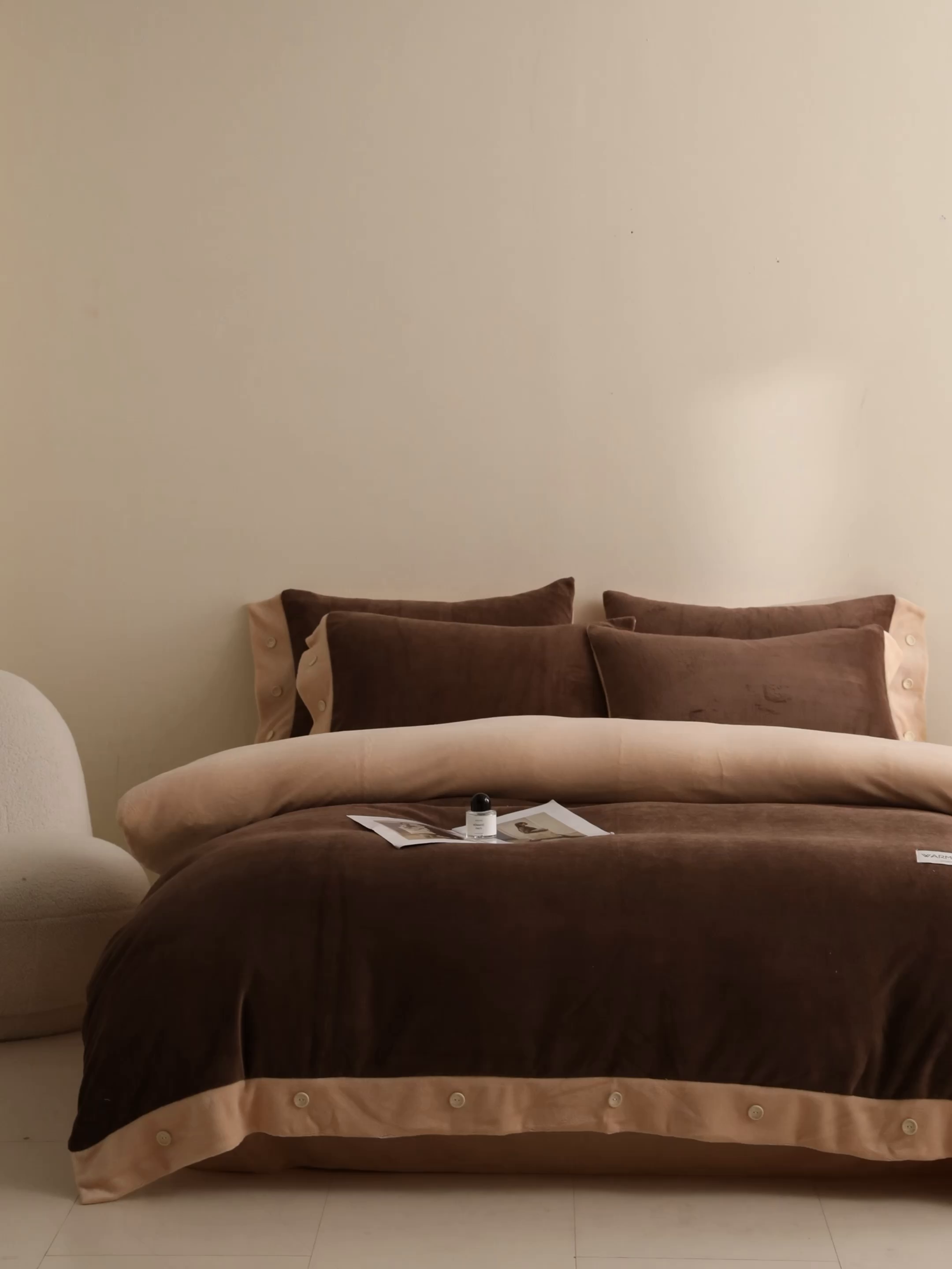 91家纺网 家纺一手货源 找家纺 吾秀家居 2025秋冬新款撞色纽扣边牛奶绒四件套-纽扣 纽扣-可可棕