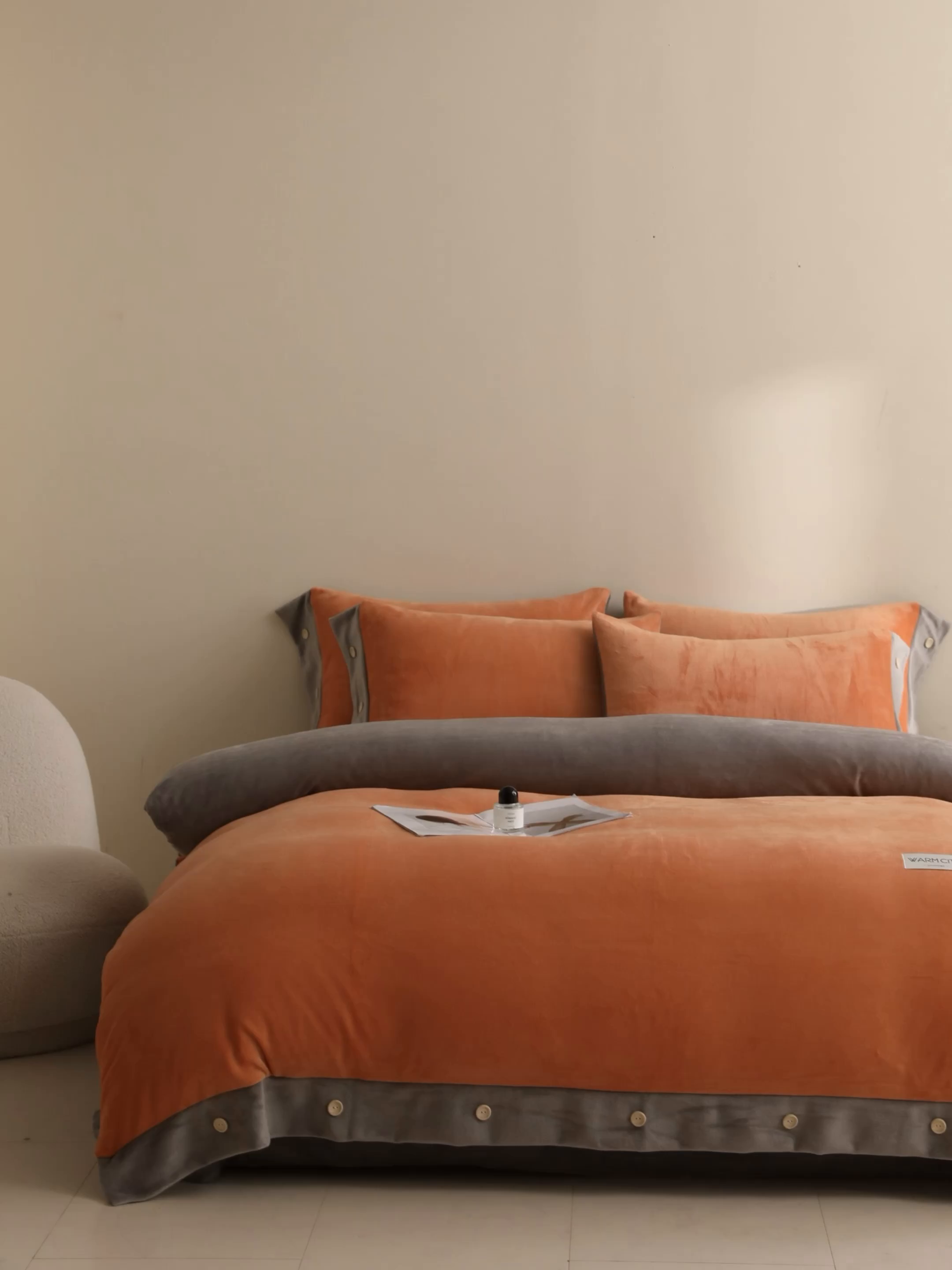 91家纺网 家纺一手货源 找家纺 吾秀家居 2025秋冬新款撞色纽扣边牛奶绒四件套-纽扣 纽扣-桔色