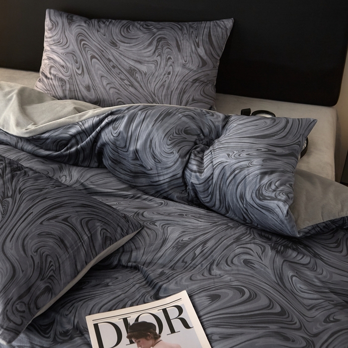 91家纺网 家纺一手货源 找家纺 ONE TWO ONE 121 2025秋冬新款牛奶绒德芙绒宝宝绒婴儿绒短毛绒四件套床单被套 游里-灰