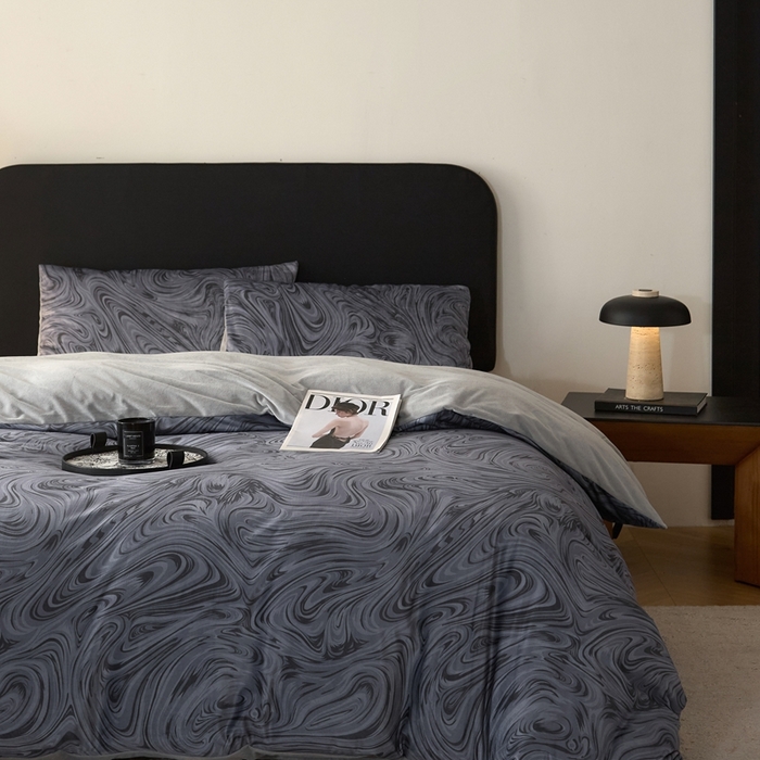 91家纺网 家纺一手货源 找家纺 ONE TWO ONE 121 2025秋冬新款牛奶绒德芙绒宝宝绒婴儿绒短毛绒四件套床单被套 游里-灰