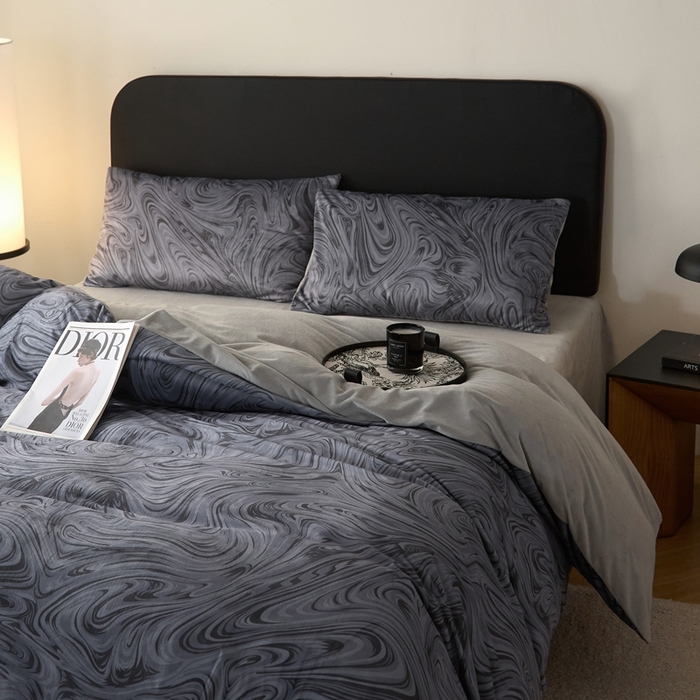 91家纺网 家纺一手货源 找家纺 ONE TWO ONE 121 2025秋冬新款牛奶绒德芙绒宝宝绒婴儿绒短毛绒四件套床单被套 游里-灰