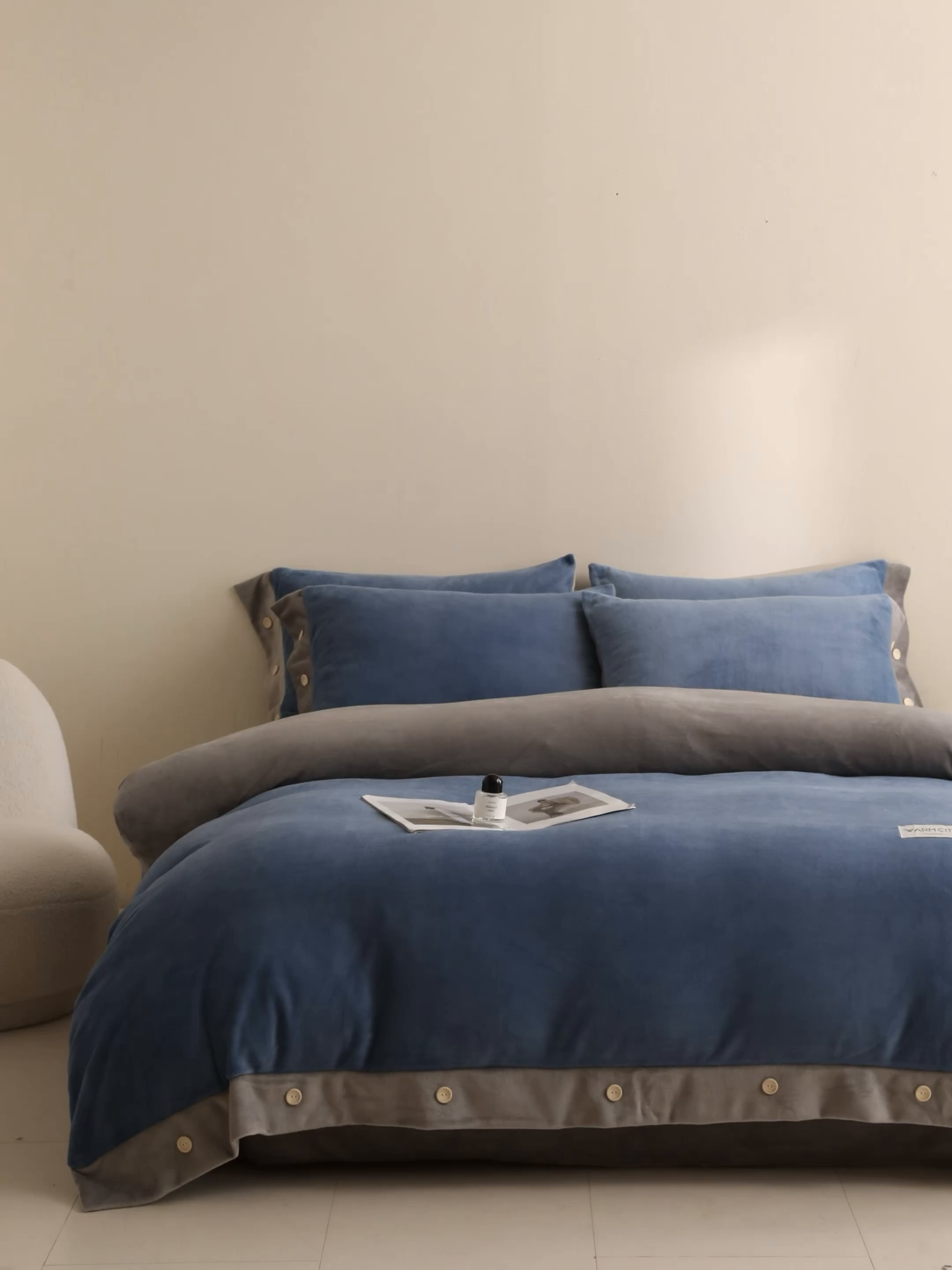 91家纺网 家纺一手货源 找家纺 吾秀家居 2025秋冬新款撞色纽扣边牛奶绒四件套-纽扣 纽扣-景泰蓝