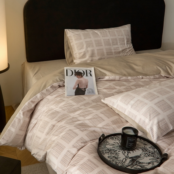 91家纺网 家纺一手货源 找家纺 ONE TWO ONE 121 2025秋冬新款牛奶绒德芙绒宝宝绒婴儿绒短毛绒四件套床单被套 明亮日记-奶杏