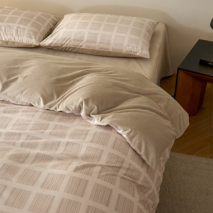 91家纺网 家纺一手货源 找家纺 ONE TWO ONE 121 2025秋冬新款牛奶绒德芙绒宝宝绒婴儿绒短毛绒四件套床单被套 明亮日记-奶杏