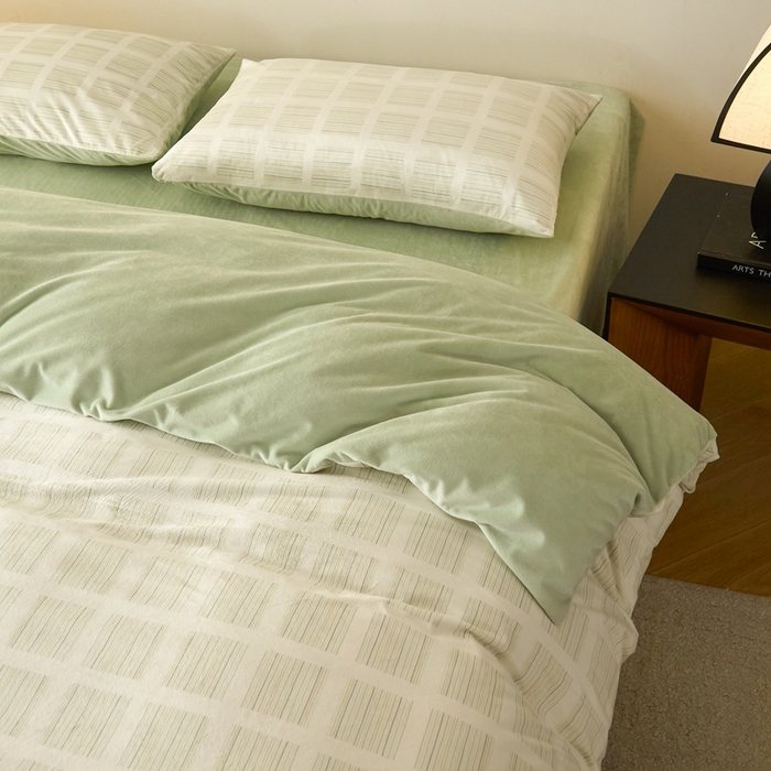 91家纺网 家纺一手货源 找家纺 ONE TWO ONE 121 2025秋冬新款牛奶绒德芙绒宝宝绒婴儿绒短毛绒四件套床单被套 明亮日记-米绿