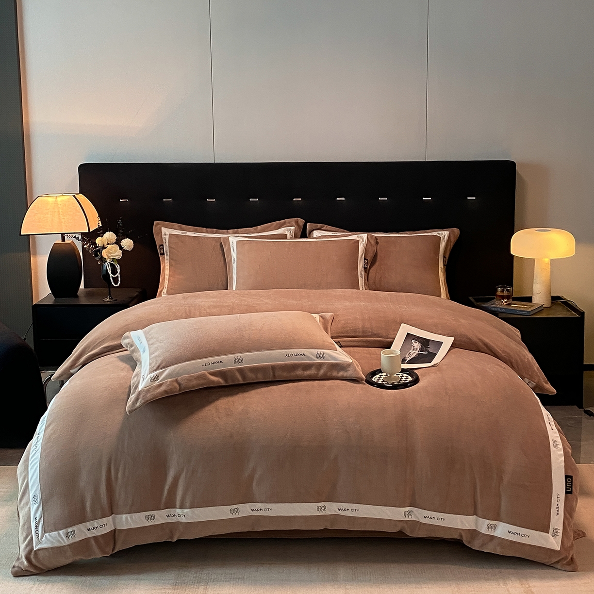 91家纺网 家纺一手货源 找家纺 吾秀家居 2025新款简约织带款牛奶绒四件套-格调 格调-橡木棕