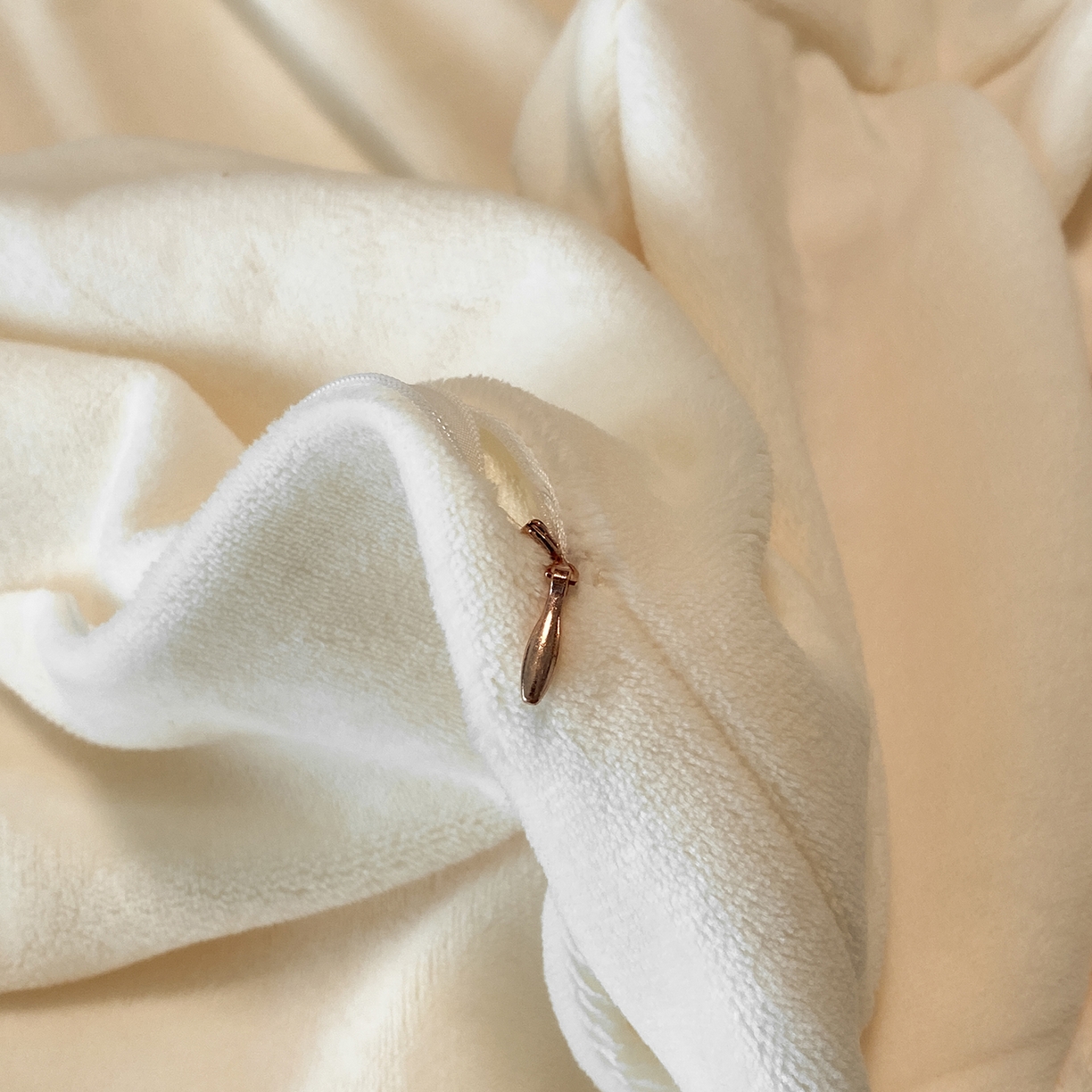 91家纺网 家纺一手货源 找家纺 吾秀家居 2025新款简约织带款牛奶绒四件套-格调 格调-象牙白