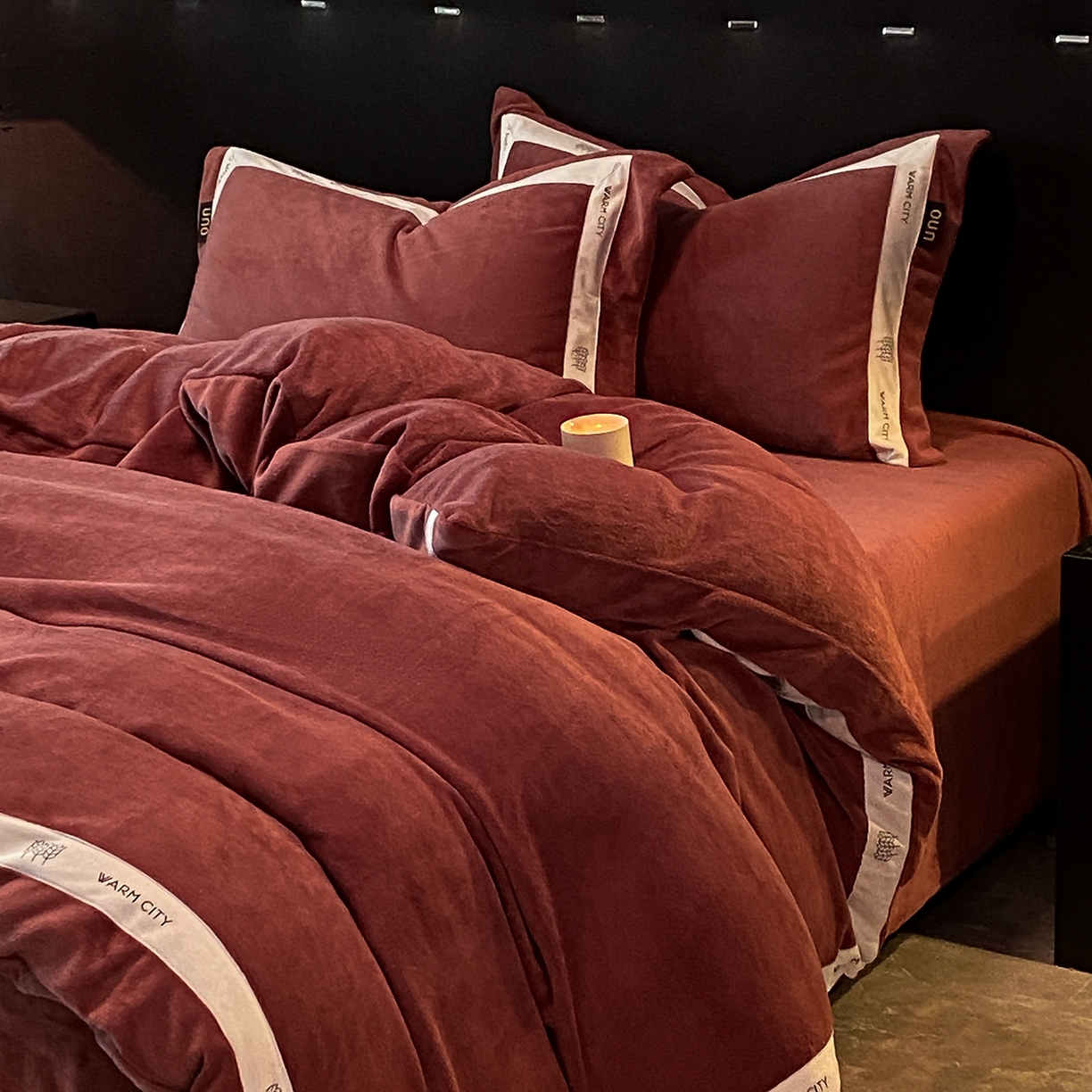 91家纺网 家纺一手货源 找家纺 吾秀家居 2025新款简约织带款牛奶绒四件套-格调 格调-焦糖