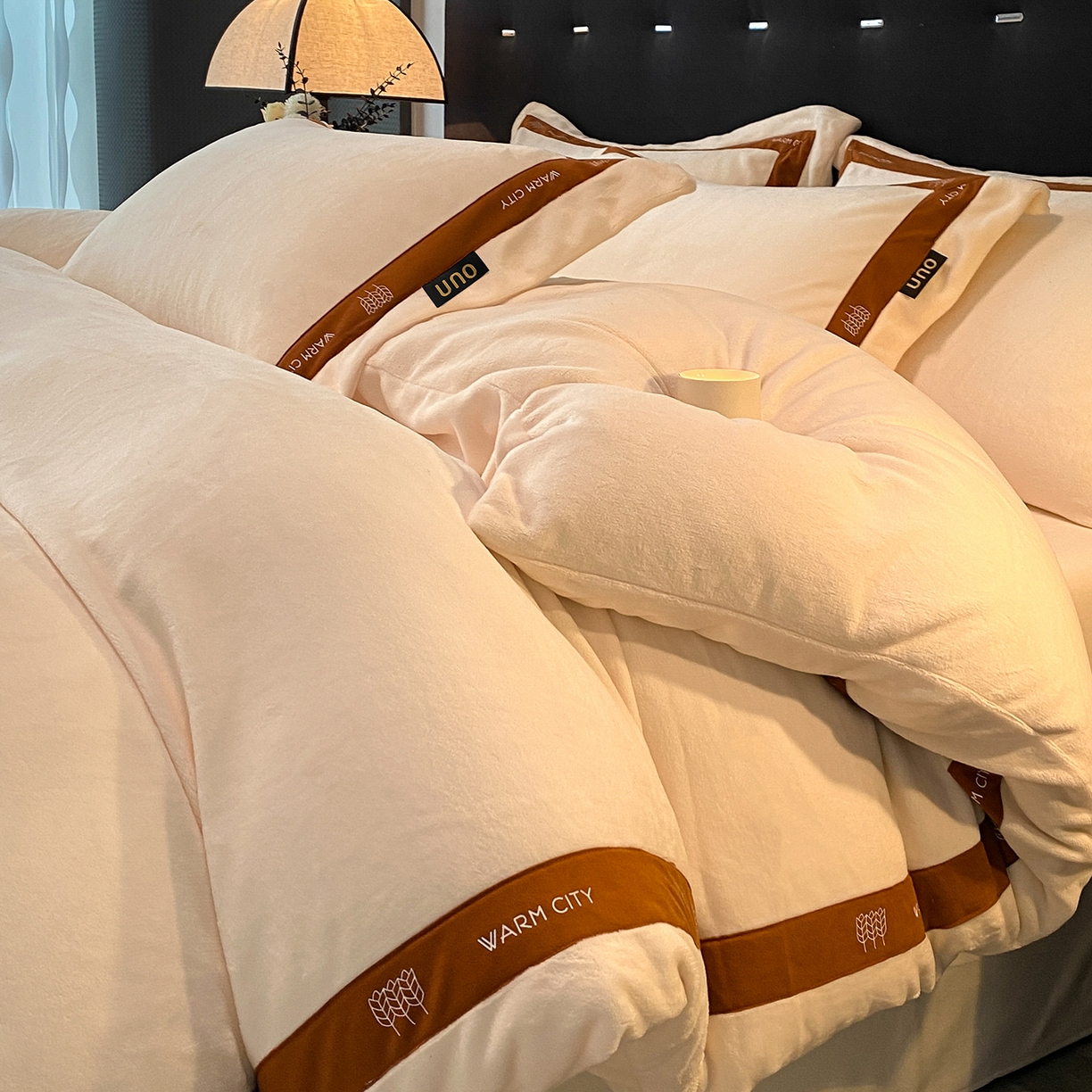 91家纺网 家纺一手货源 找家纺 吾秀家居 2025新款简约织带款牛奶绒四件套-格调 格调-象牙白