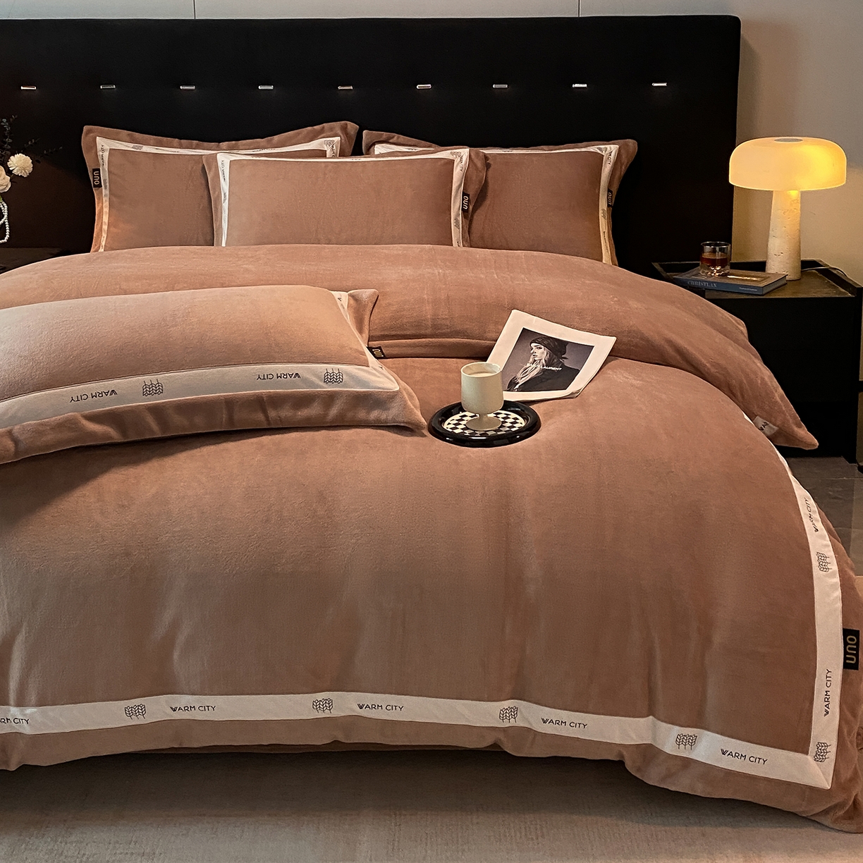 91家纺网 家纺一手货源 找家纺 吾秀家居 2025新款简约织带款牛奶绒四件套-格调 格调-橡木棕