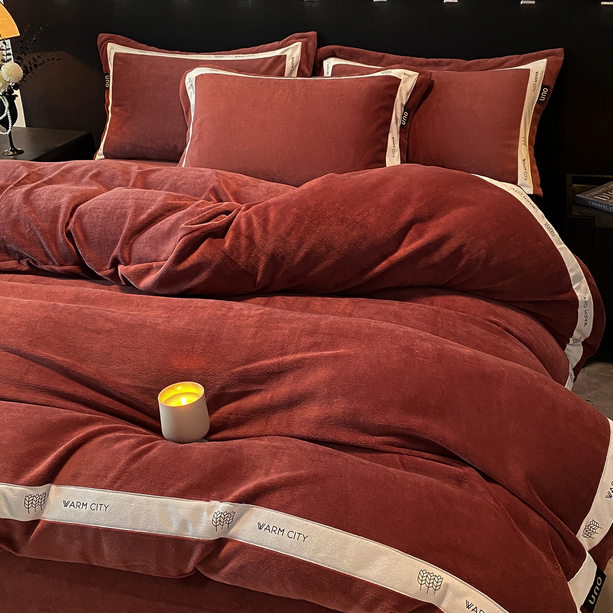 91家纺网 家纺一手货源 找家纺 吾秀家居 2025新款简约织带款牛奶绒四件套-格调 格调-焦糖