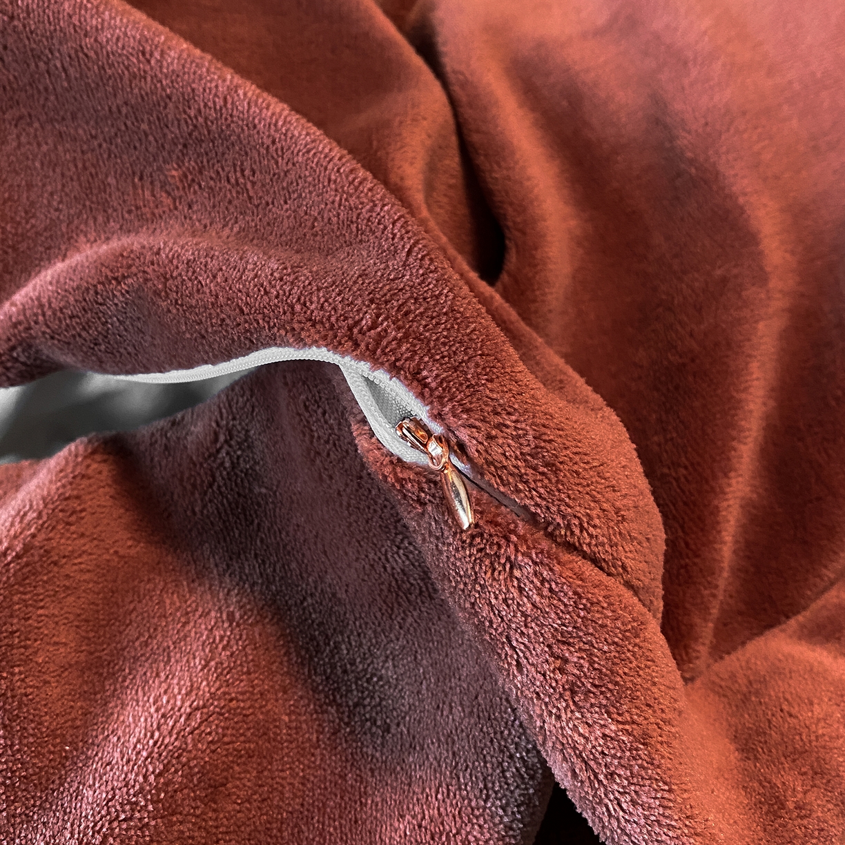 91家纺网 家纺一手货源 找家纺 吾秀家居 2025新款简约织带款牛奶绒四件套-格调 格调-焦糖