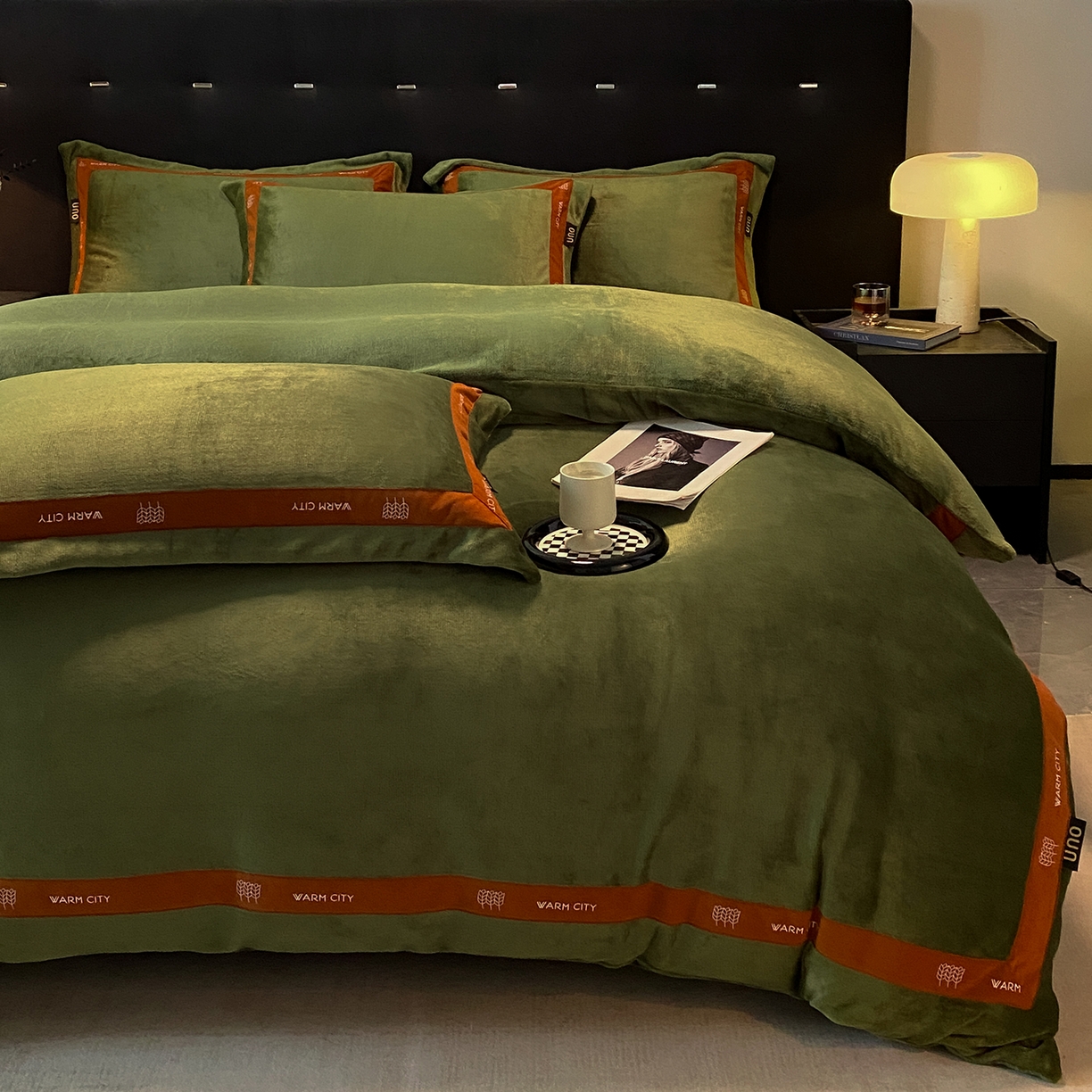 91家纺网 家纺一手货源 找家纺 吾秀家居 2025新款简约织带款牛奶绒四件套-格调 格调-橄榄绿