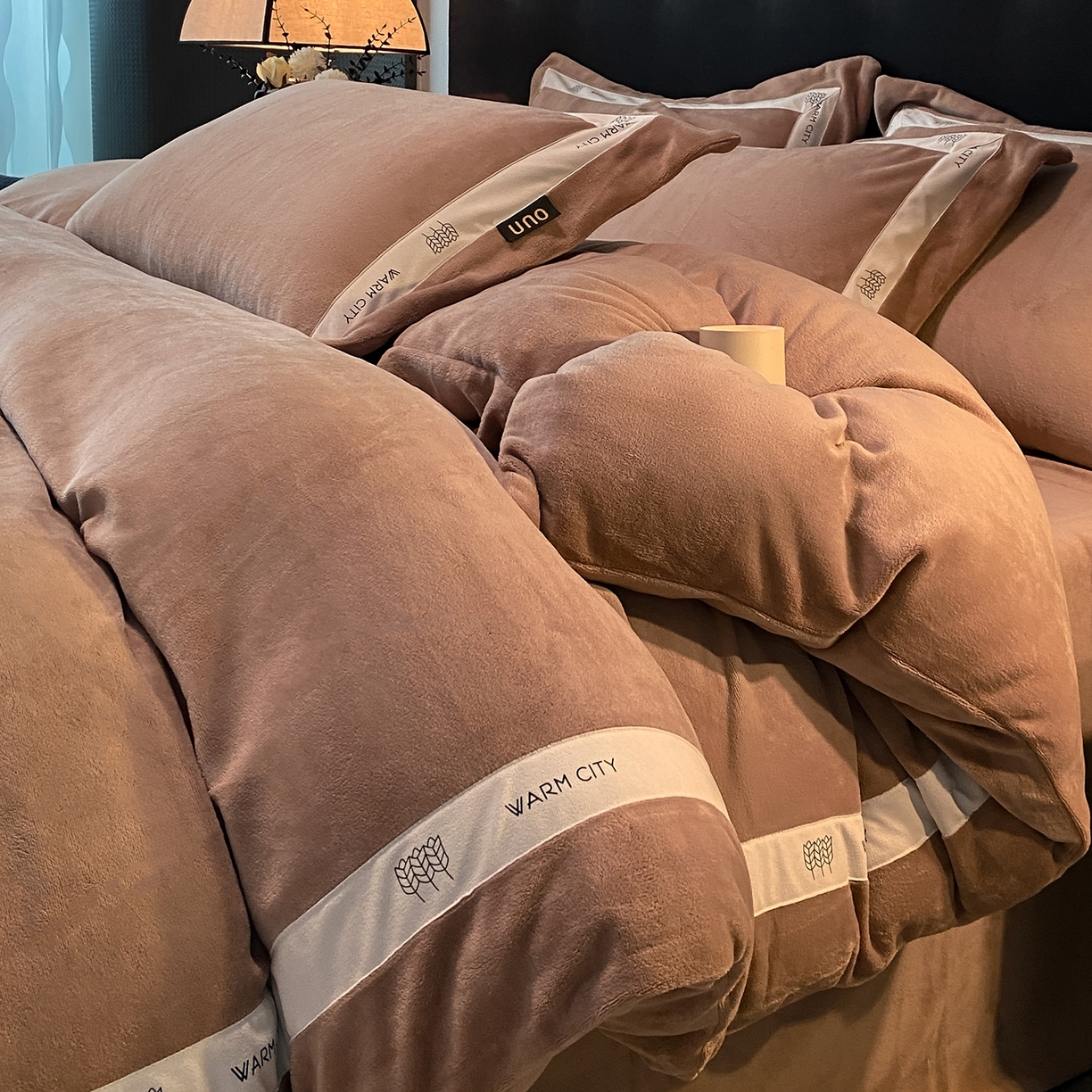 91家纺网 家纺一手货源 找家纺 吾秀家居 2025新款简约织带款牛奶绒四件套-格调 格调-橡木棕