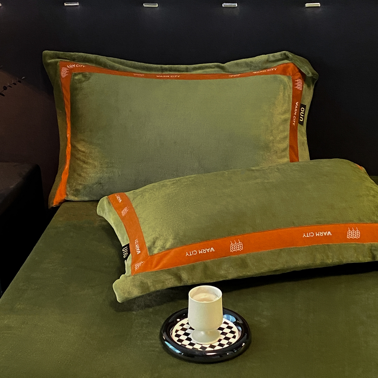 91家纺网 家纺一手货源 找家纺 吾秀家居 2025新款简约织带款牛奶绒四件套-格调 格调-橄榄绿