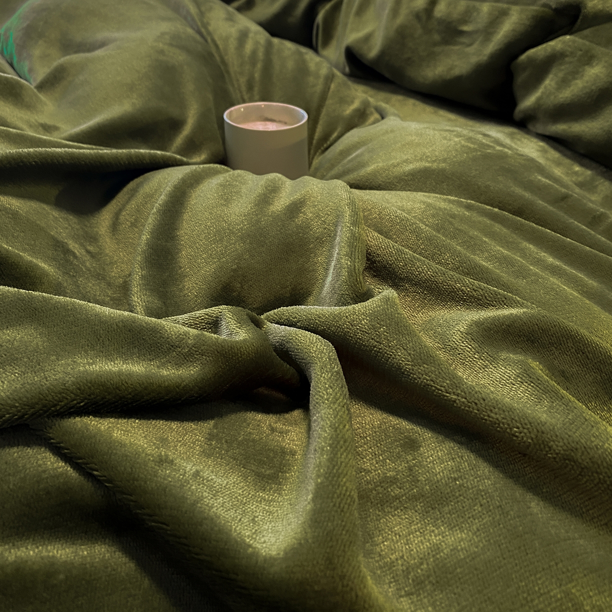 91家纺网 家纺一手货源 找家纺 吾秀家居 2025新款简约织带款牛奶绒四件套-格调 格调-橄榄绿