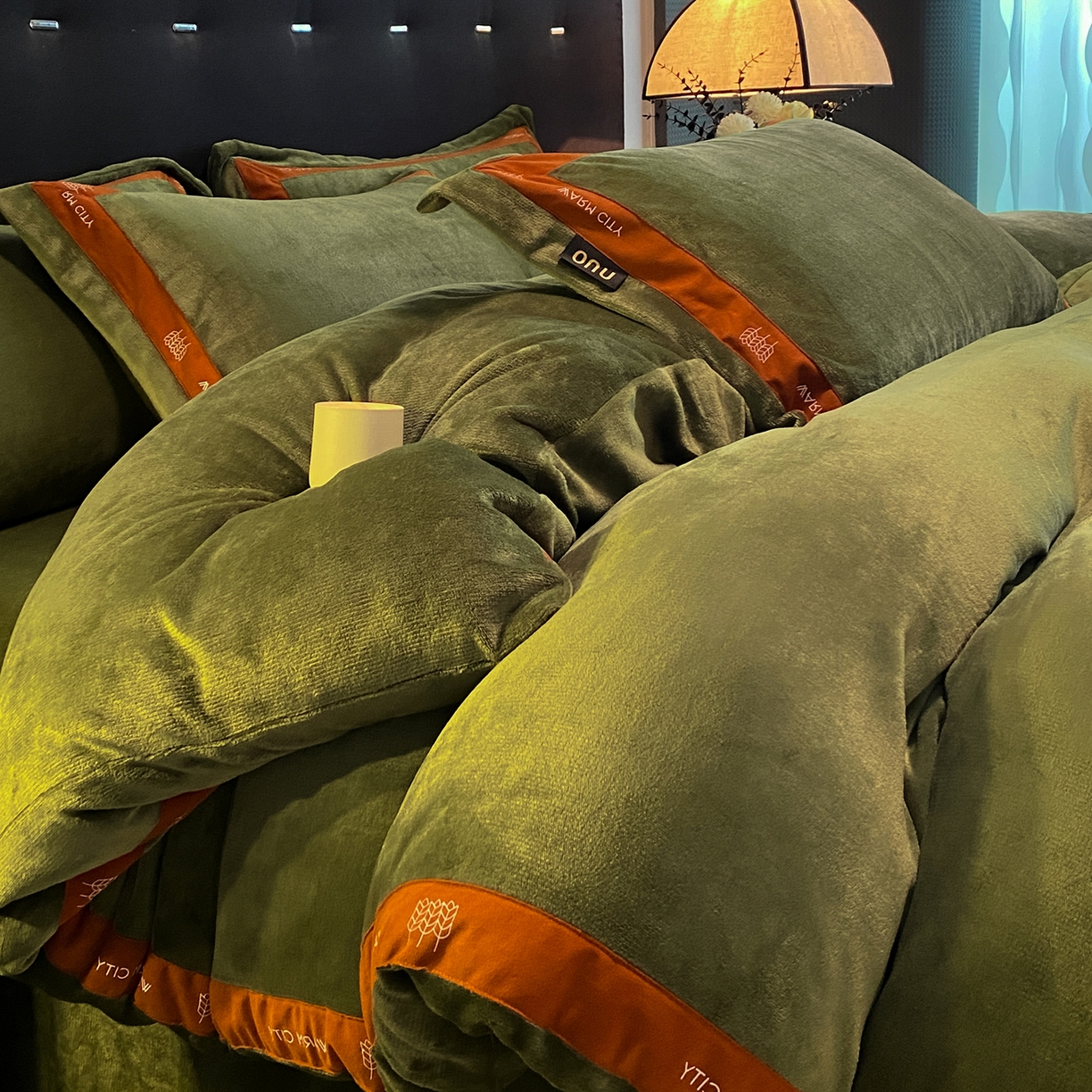 91家纺网 家纺一手货源 找家纺 吾秀家居 2025新款简约织带款牛奶绒四件套-格调 格调-橄榄绿